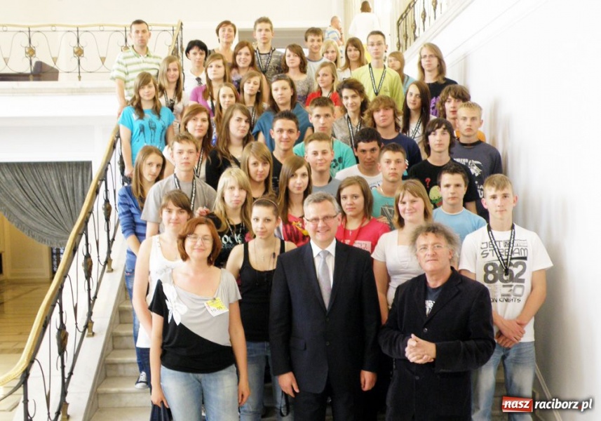 Zdjęcie w galerii na portalu naszraciborz.pl: Gimnazjaliści z ministrem Gradem wiadomości z regionu