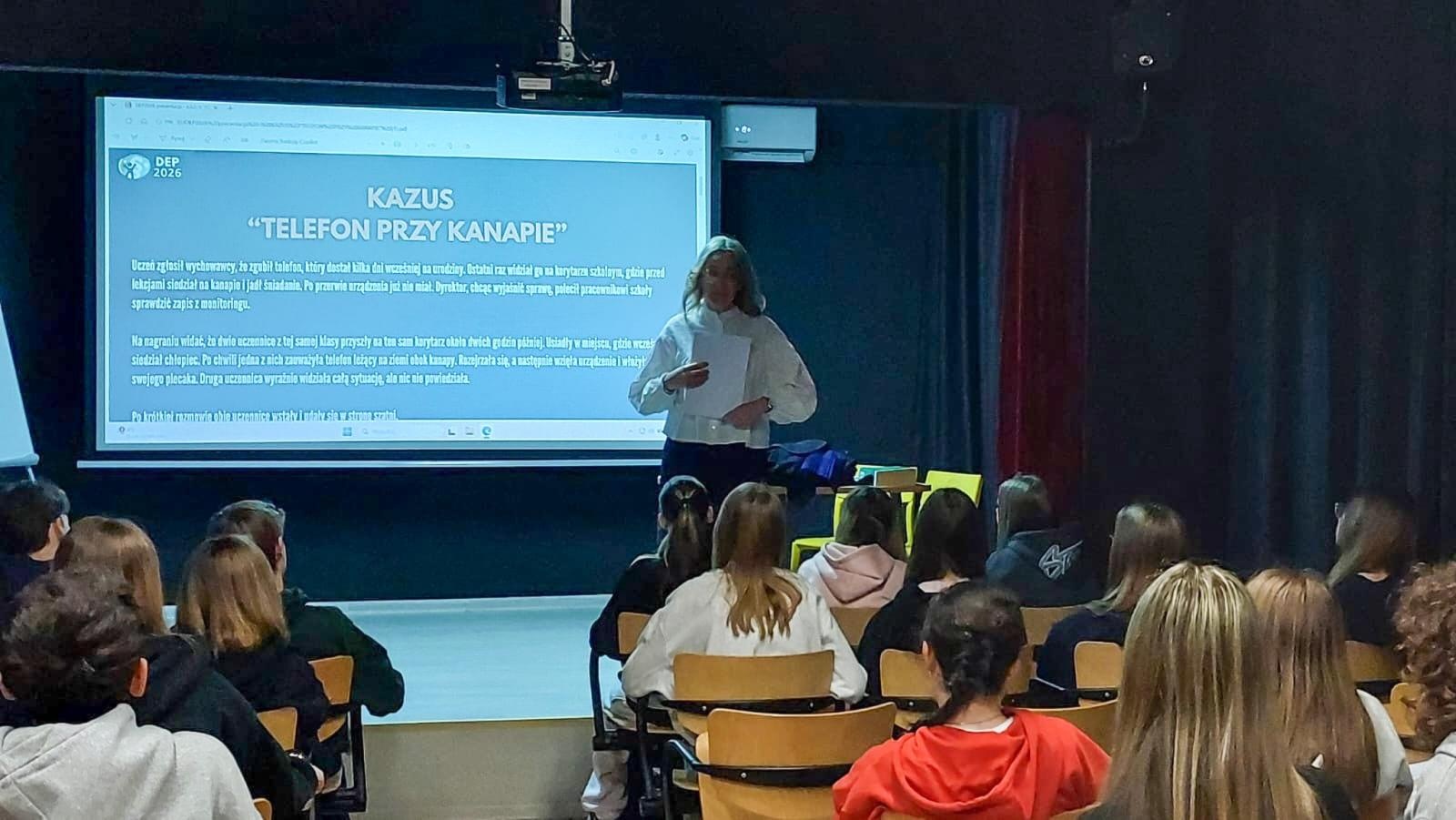 Zdjęcie w galerii na portalu naszraciborz.pl: Prawo w praktyce – uczniowie SP1 wcielili się w role prawników wiadomości z regionu