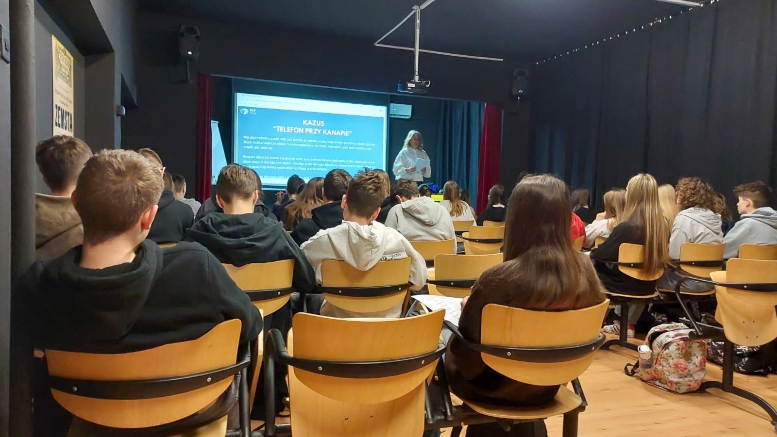 Zdjęcie w galerii na portalu naszraciborz.pl: Prawo w praktyce – uczniowie SP1 wcielili się w role prawników wiadomości z regionu