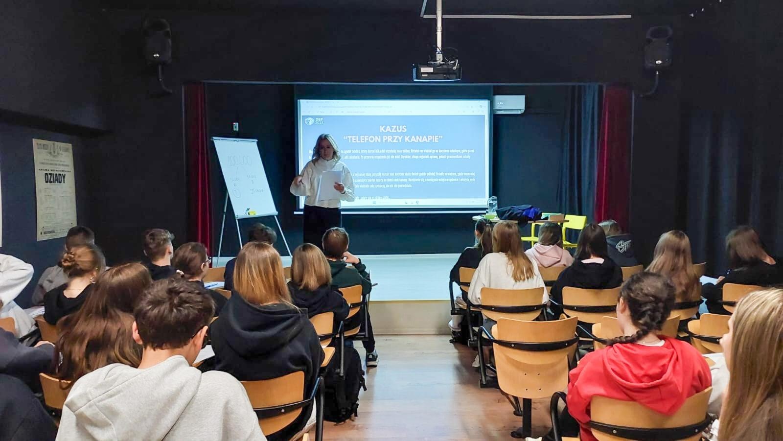 Zdjęcie w galerii na portalu naszraciborz.pl: Prawo w praktyce – uczniowie SP1 wcielili się w role prawników wiadomości z regionu