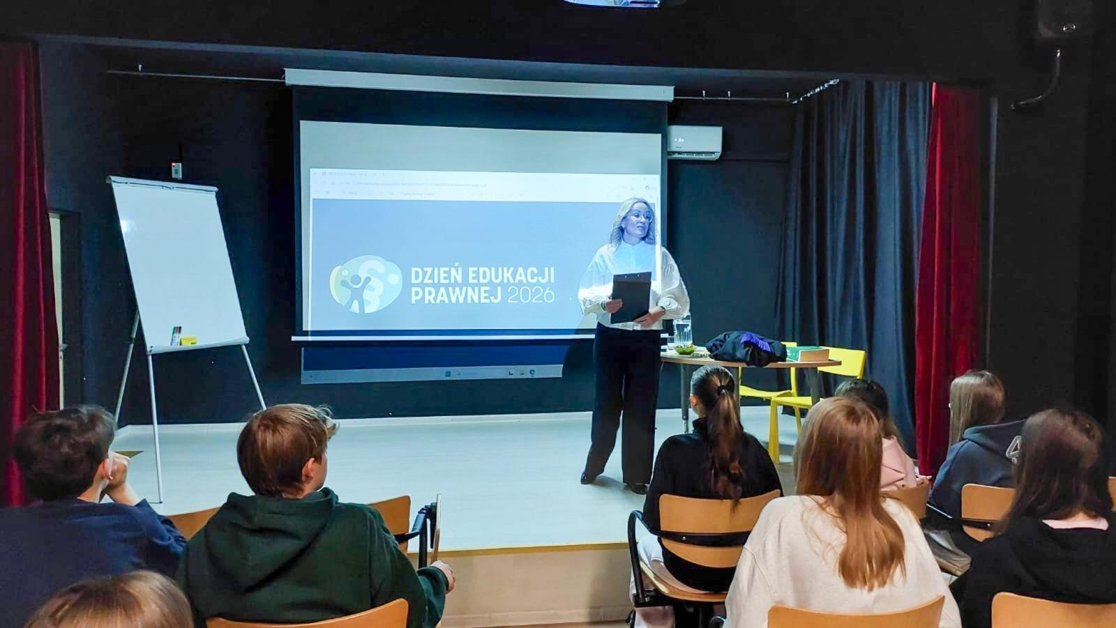 Zdjęcie w galerii na portalu naszraciborz.pl: Prawo w praktyce – uczniowie SP1 wcielili się w role prawników wiadomości z regionu