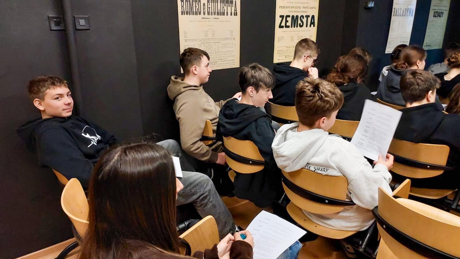 Zdjęcie w galerii na portalu naszraciborz.pl: Prawo w praktyce – uczniowie SP1 wcielili się w role prawników wiadomości z regionu