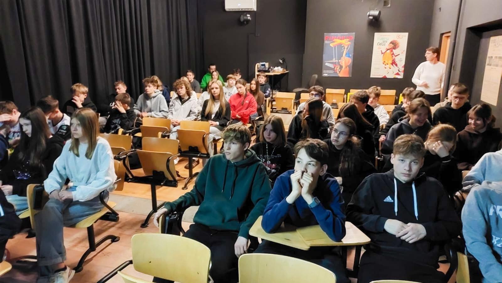 Zdjęcie w galerii na portalu naszraciborz.pl: Prawo w praktyce – uczniowie SP1 wcielili się w role prawników wiadomości z regionu