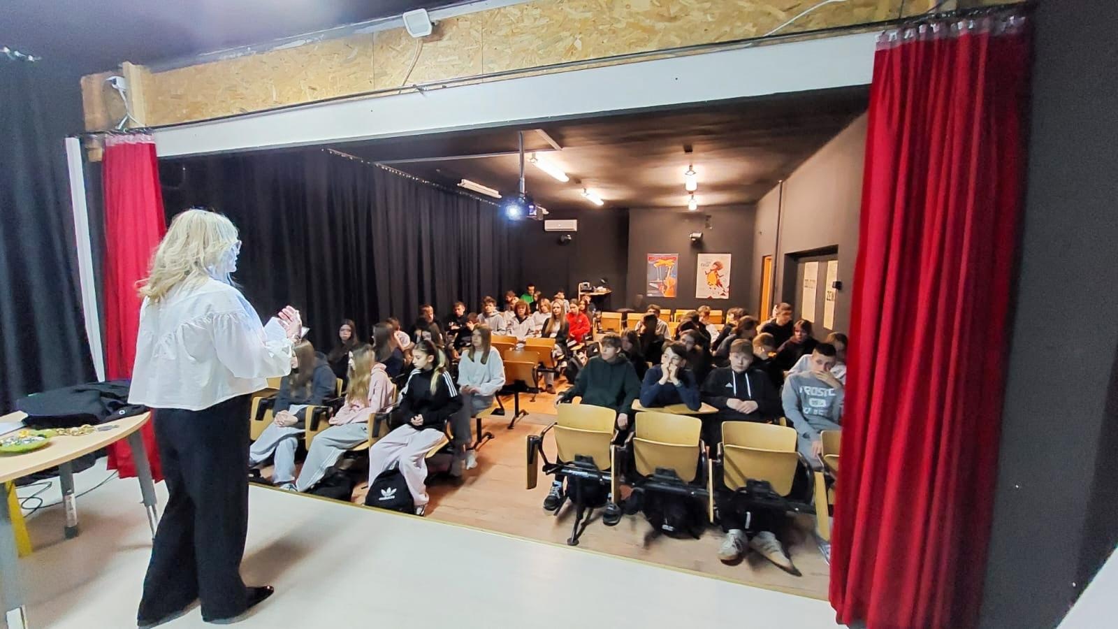 Zdjęcie w galerii na portalu naszraciborz.pl: Prawo w praktyce – uczniowie SP1 wcielili się w role prawników wiadomości z regionu