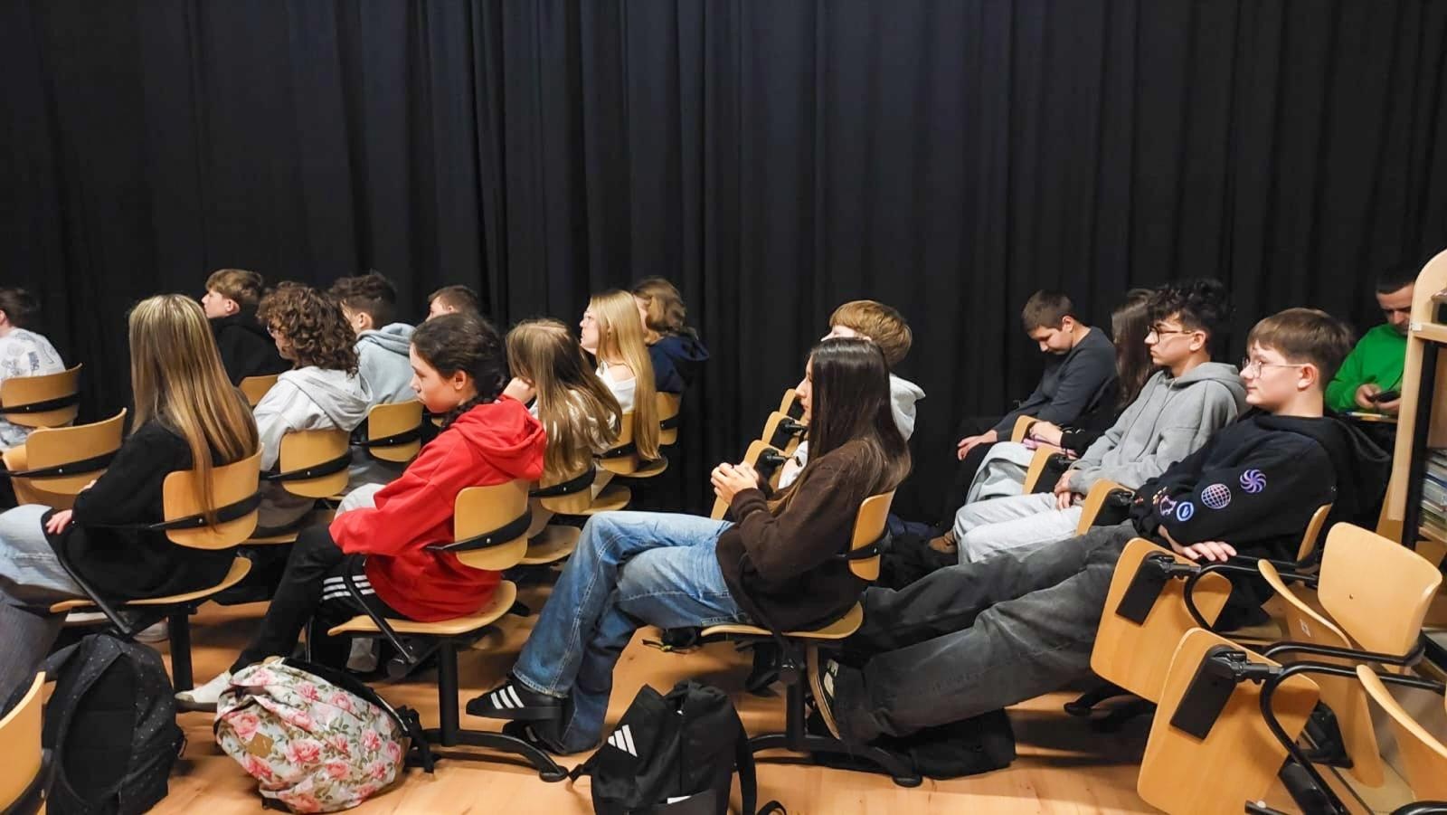 Zdjęcie w galerii na portalu naszraciborz.pl: Prawo w praktyce – uczniowie SP1 wcielili się w role prawników wiadomości z regionu