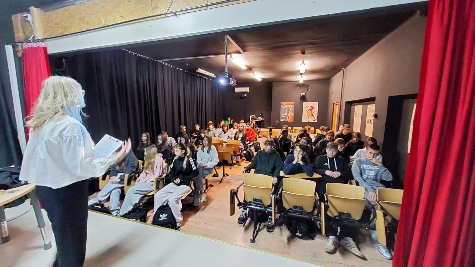 Zdjęcie w galerii na portalu naszraciborz.pl: Prawo w praktyce – uczniowie SP1 wcielili się w role prawników wiadomości z regionu