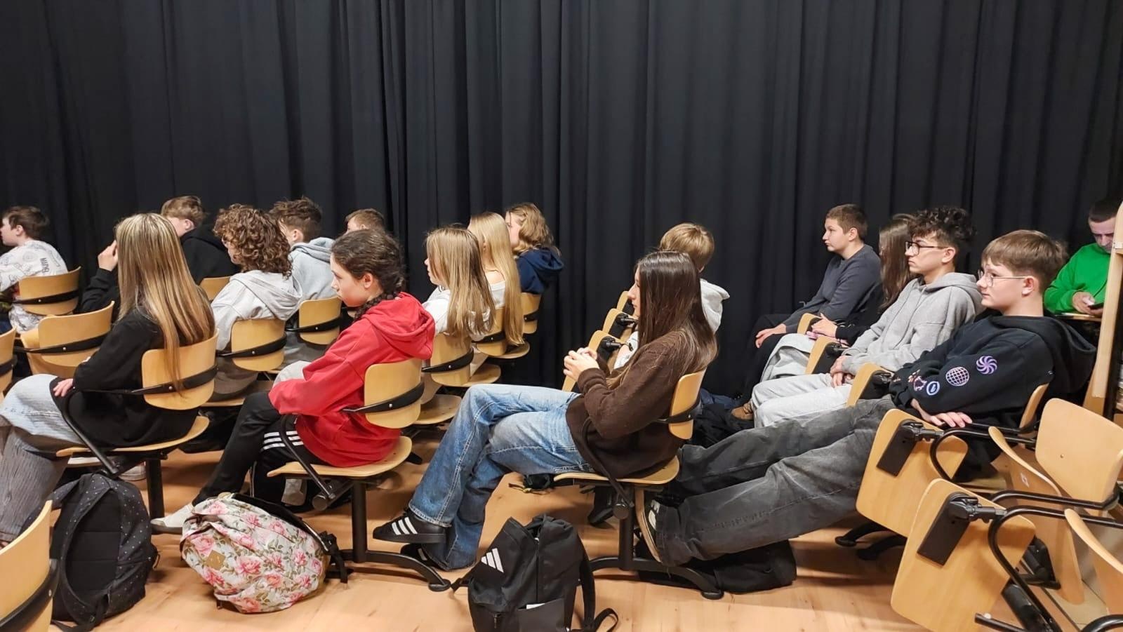 Zdjęcie w galerii na portalu naszraciborz.pl: Prawo w praktyce – uczniowie SP1 wcielili się w role prawników wiadomości z regionu