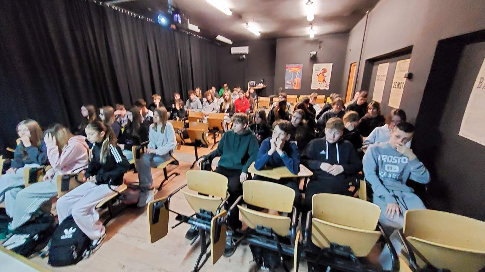 Zdjęcie w galerii na portalu naszraciborz.pl: Prawo w praktyce – uczniowie SP1 wcielili się w role prawników wiadomości z regionu