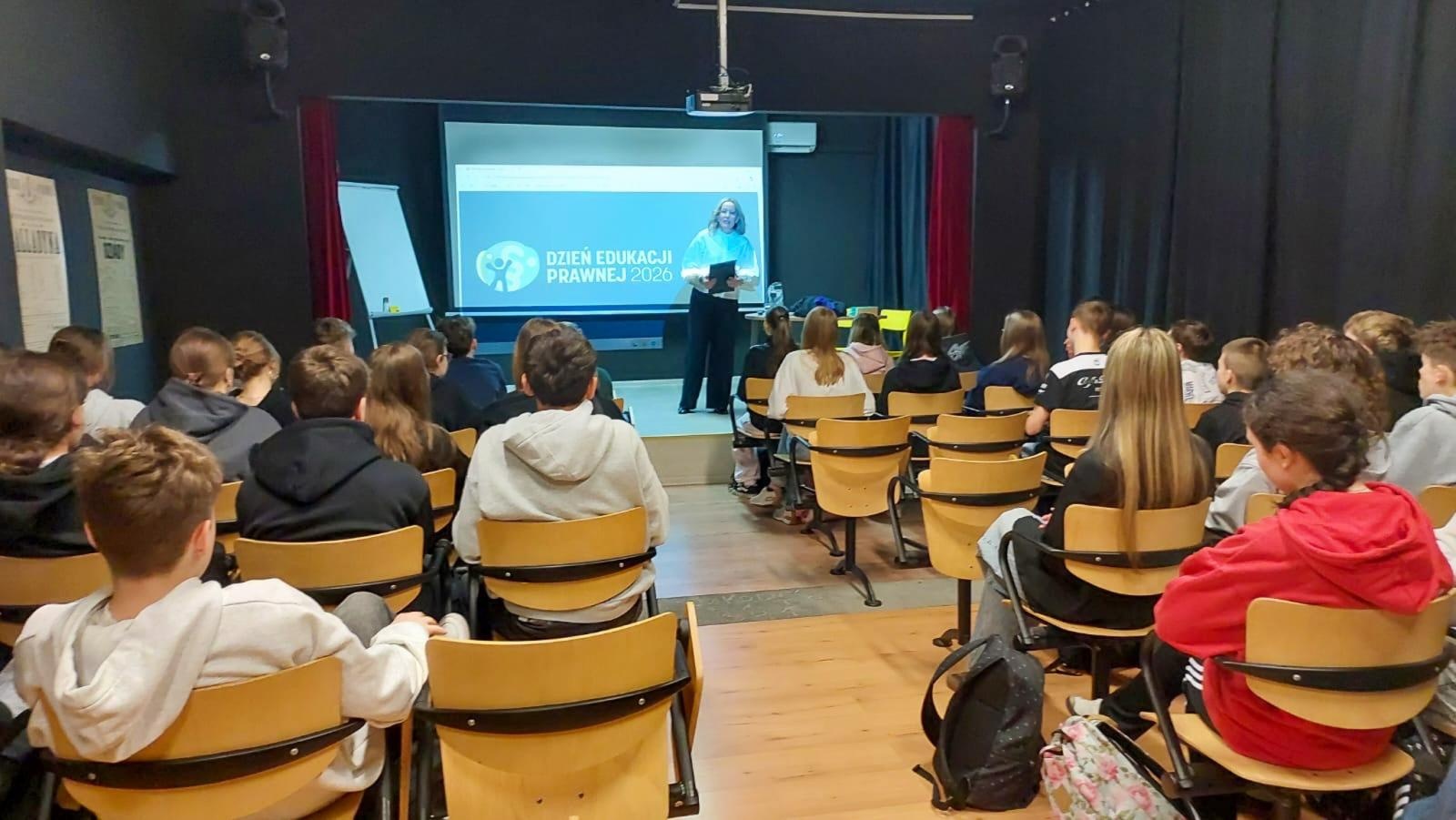 Zdjęcie w galerii na portalu naszraciborz.pl: Prawo w praktyce – uczniowie SP1 wcielili się w role prawników wiadomości z regionu