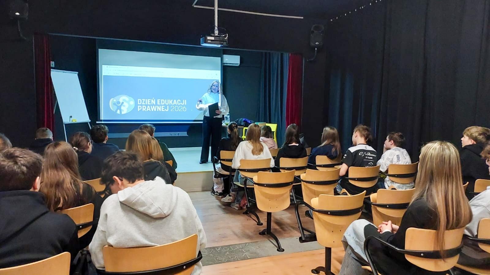 Zdjęcie w galerii na portalu naszraciborz.pl: Prawo w praktyce – uczniowie SP1 wcielili się w role prawników wiadomości z regionu