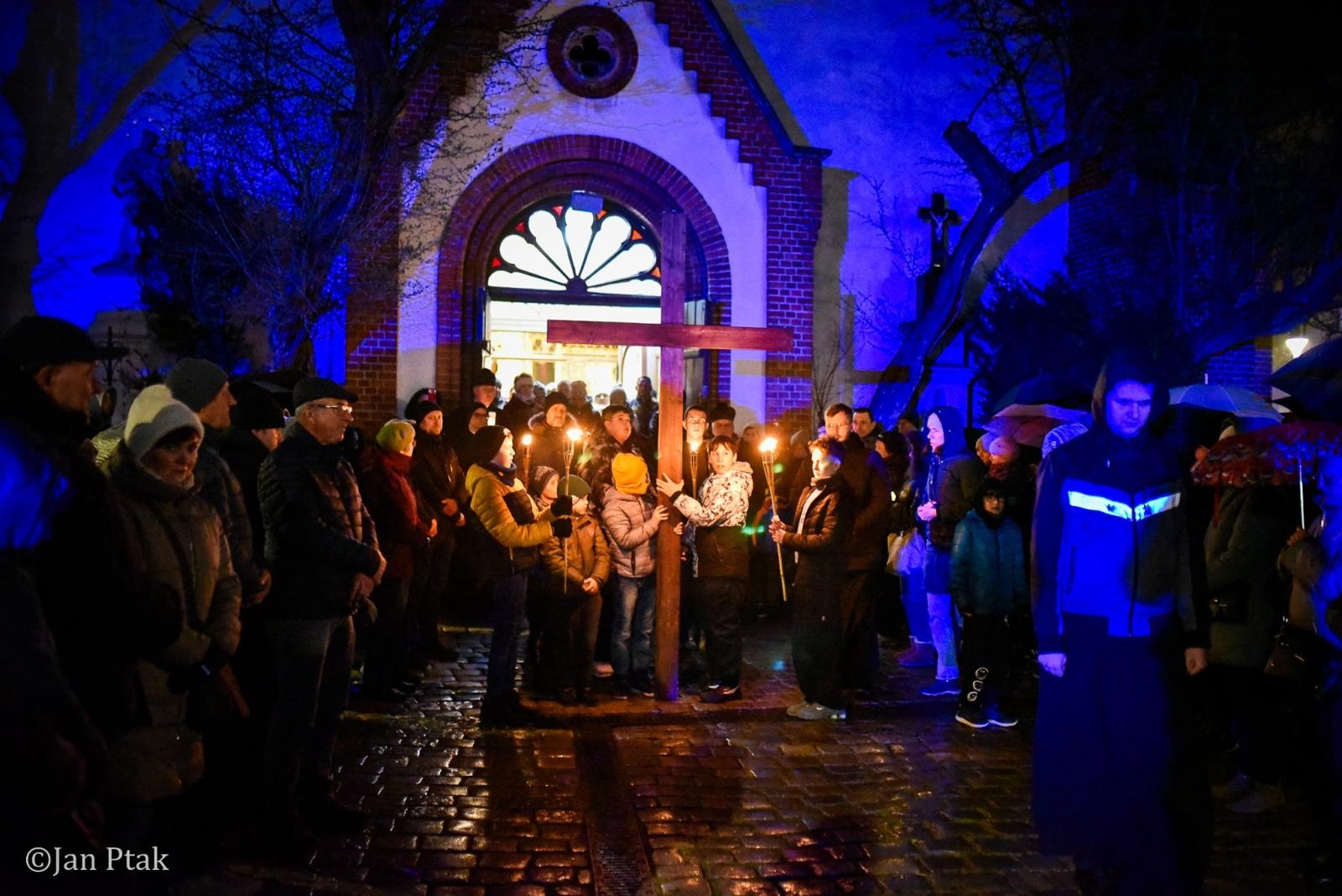 Zdjęcie w galerii na portalu naszraciborz.pl: Wierni przeszli ulicami Raciborza. Tradycyjna Droga Krzyżowa za nami wiadomości z regionu