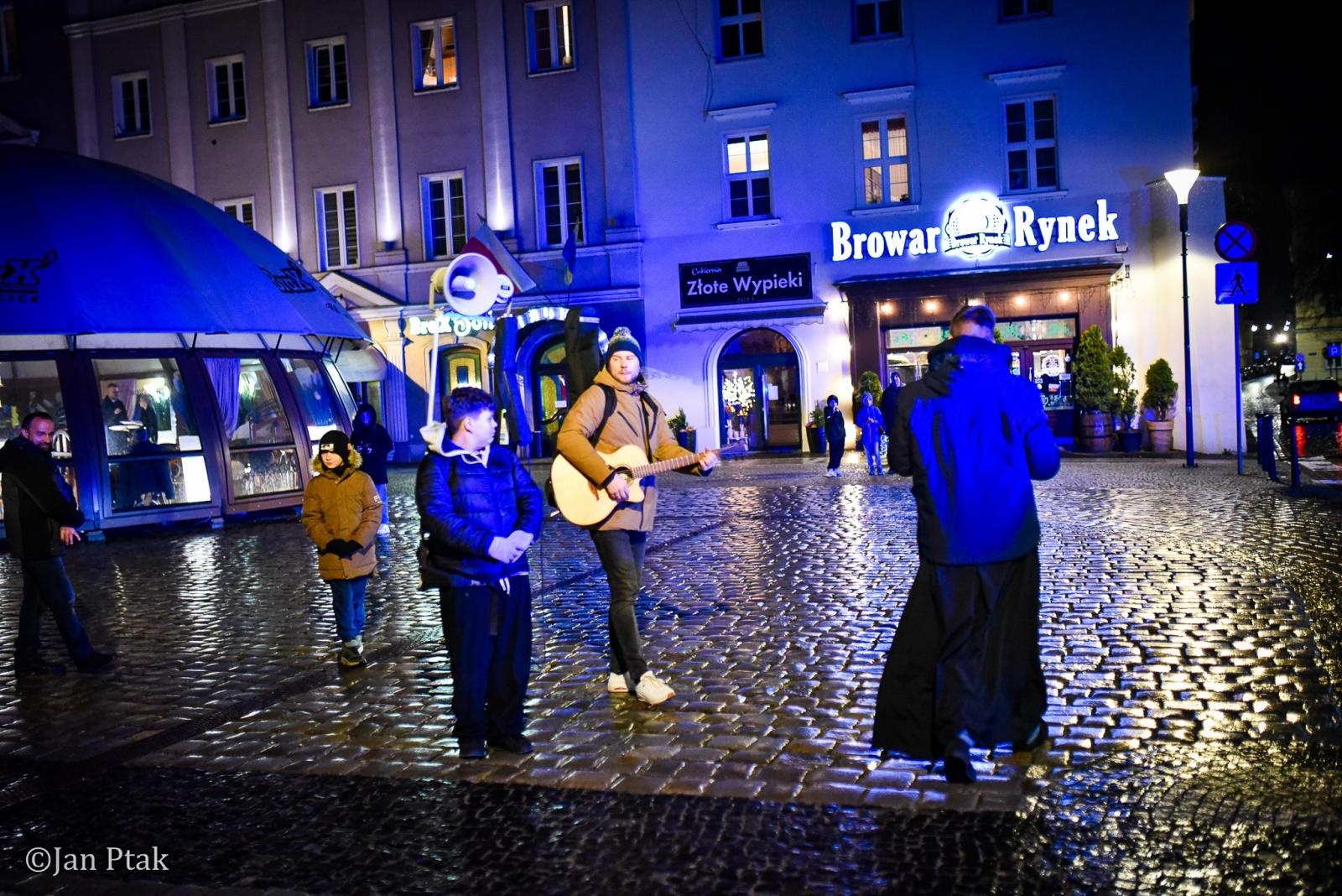 Zdjęcie w galerii na portalu naszraciborz.pl: Wierni przeszli ulicami Raciborza. Tradycyjna Droga Krzyżowa za nami wiadomości z regionu