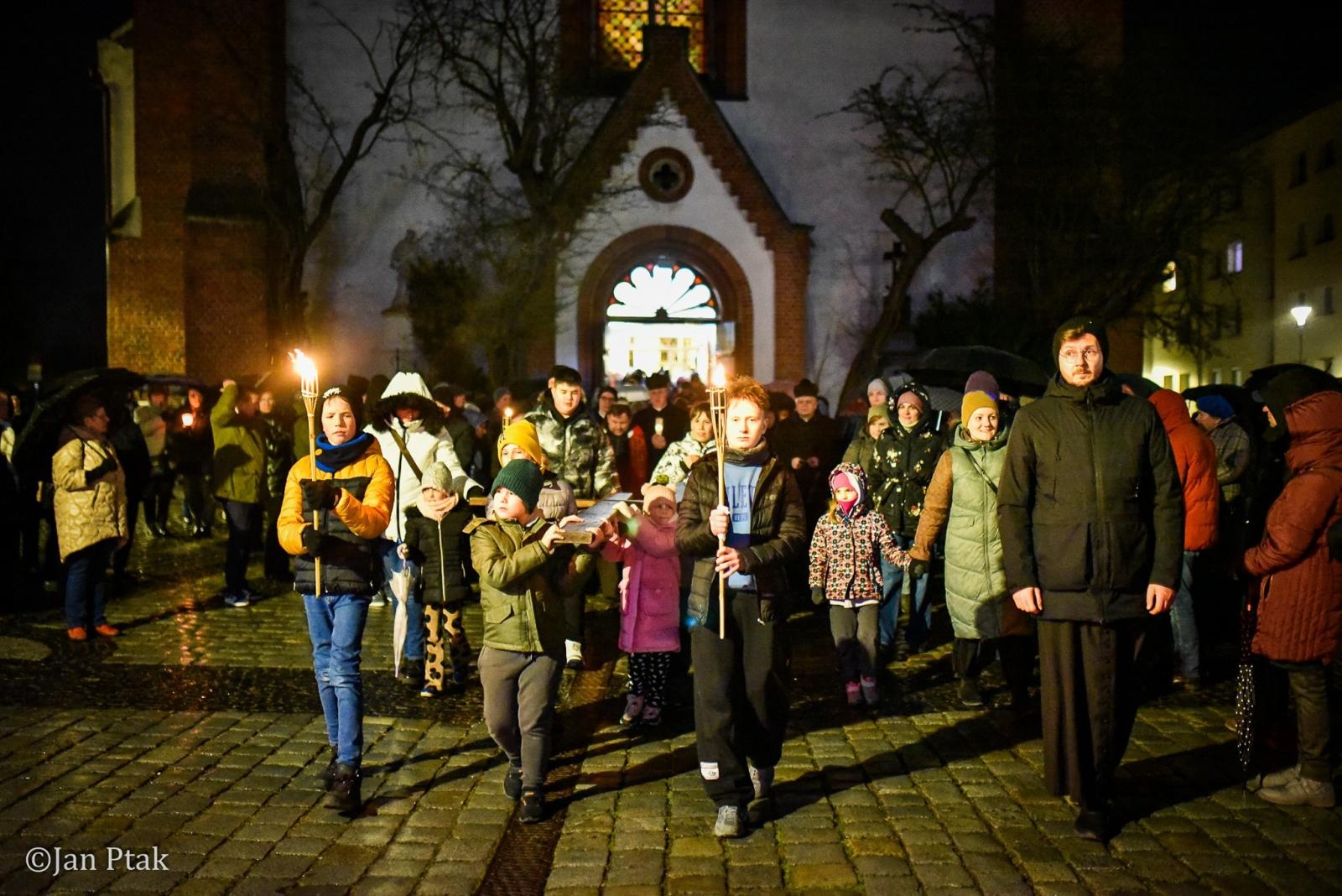 Zdjęcie w galerii na portalu naszraciborz.pl: Wierni przeszli ulicami Raciborza. Tradycyjna Droga Krzyżowa za nami wiadomości z regionu