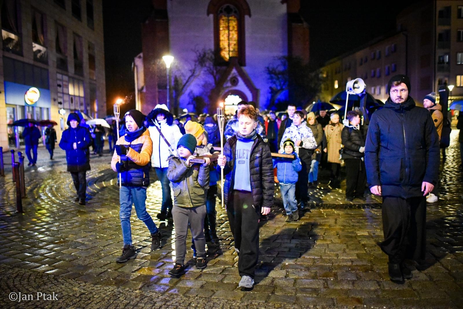 Zdjęcie w galerii na portalu naszraciborz.pl: Wierni przeszli ulicami Raciborza. Tradycyjna Droga Krzyżowa za nami wiadomości z regionu