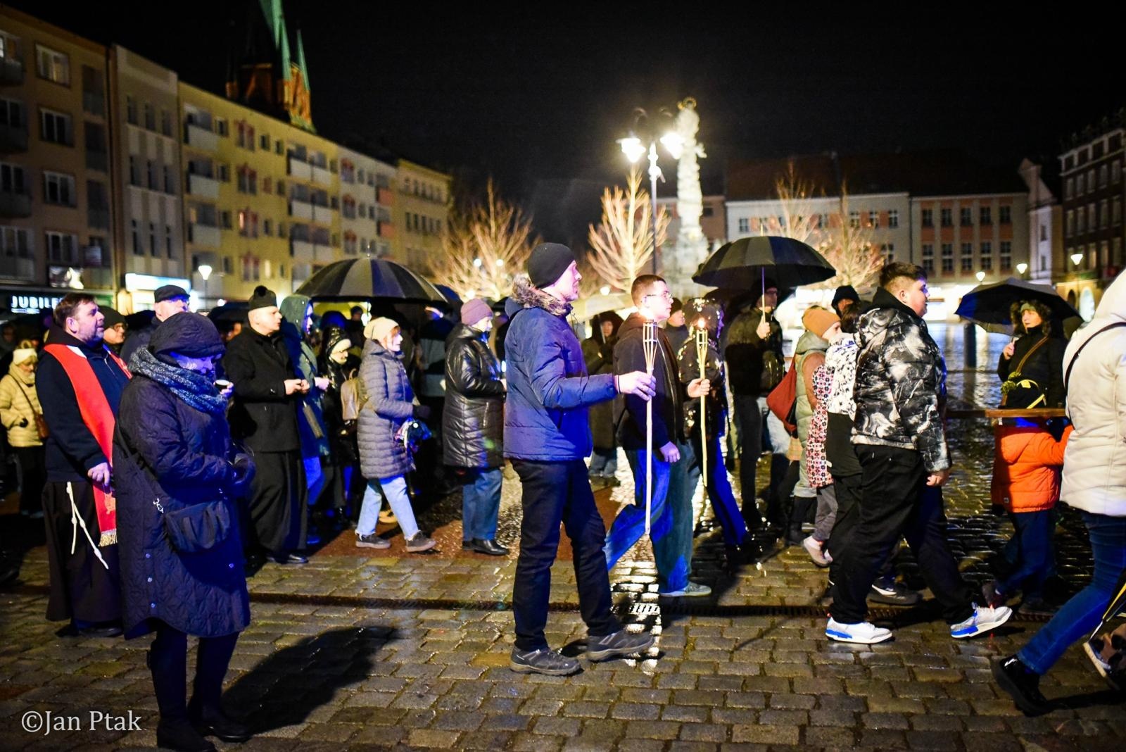 Zdjęcie w galerii na portalu naszraciborz.pl: Wierni przeszli ulicami Raciborza. Tradycyjna Droga Krzyżowa za nami wiadomości z regionu