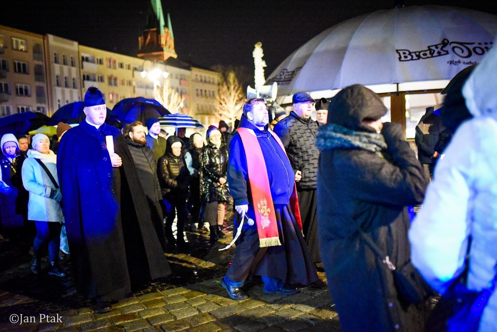 Zdjęcie w galerii na portalu naszraciborz.pl: Wierni przeszli ulicami Raciborza. Tradycyjna Droga Krzyżowa za nami wiadomości z regionu