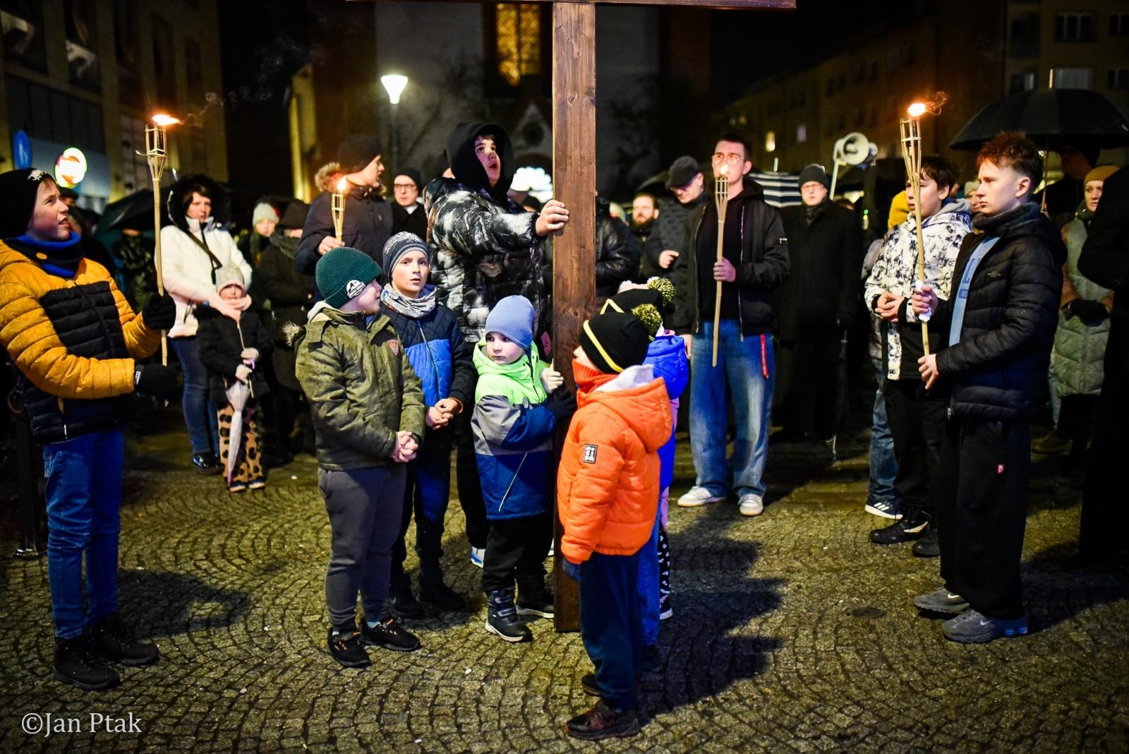 Zdjęcie w galerii na portalu naszraciborz.pl: Wierni przeszli ulicami Raciborza. Tradycyjna Droga Krzyżowa za nami wiadomości z regionu