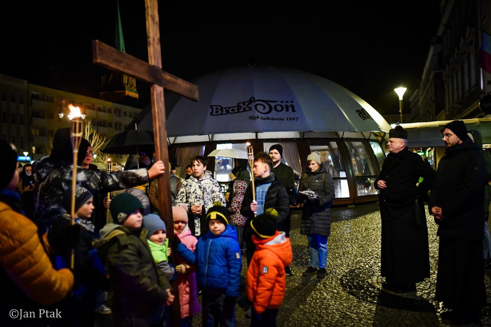 Zdjęcie w galerii na portalu naszraciborz.pl: Wierni przeszli ulicami Raciborza. Tradycyjna Droga Krzyżowa za nami wiadomości z regionu