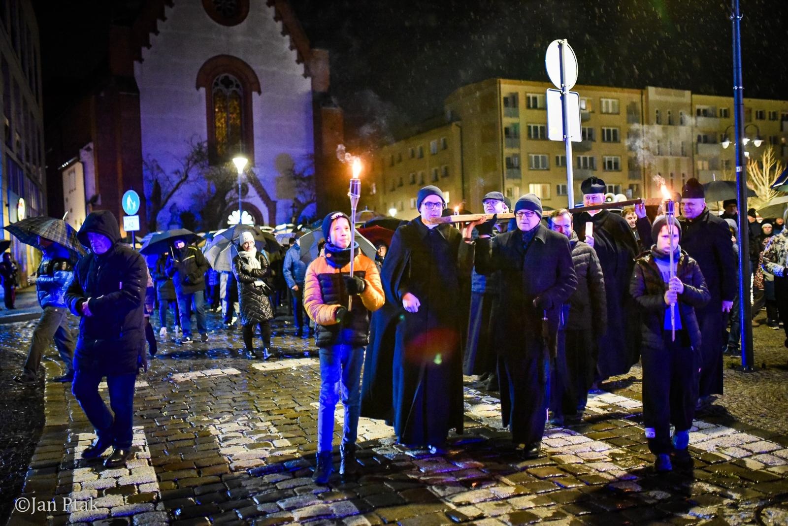 Zdjęcie w galerii na portalu naszraciborz.pl: Wierni przeszli ulicami Raciborza. Tradycyjna Droga Krzyżowa za nami wiadomości z regionu