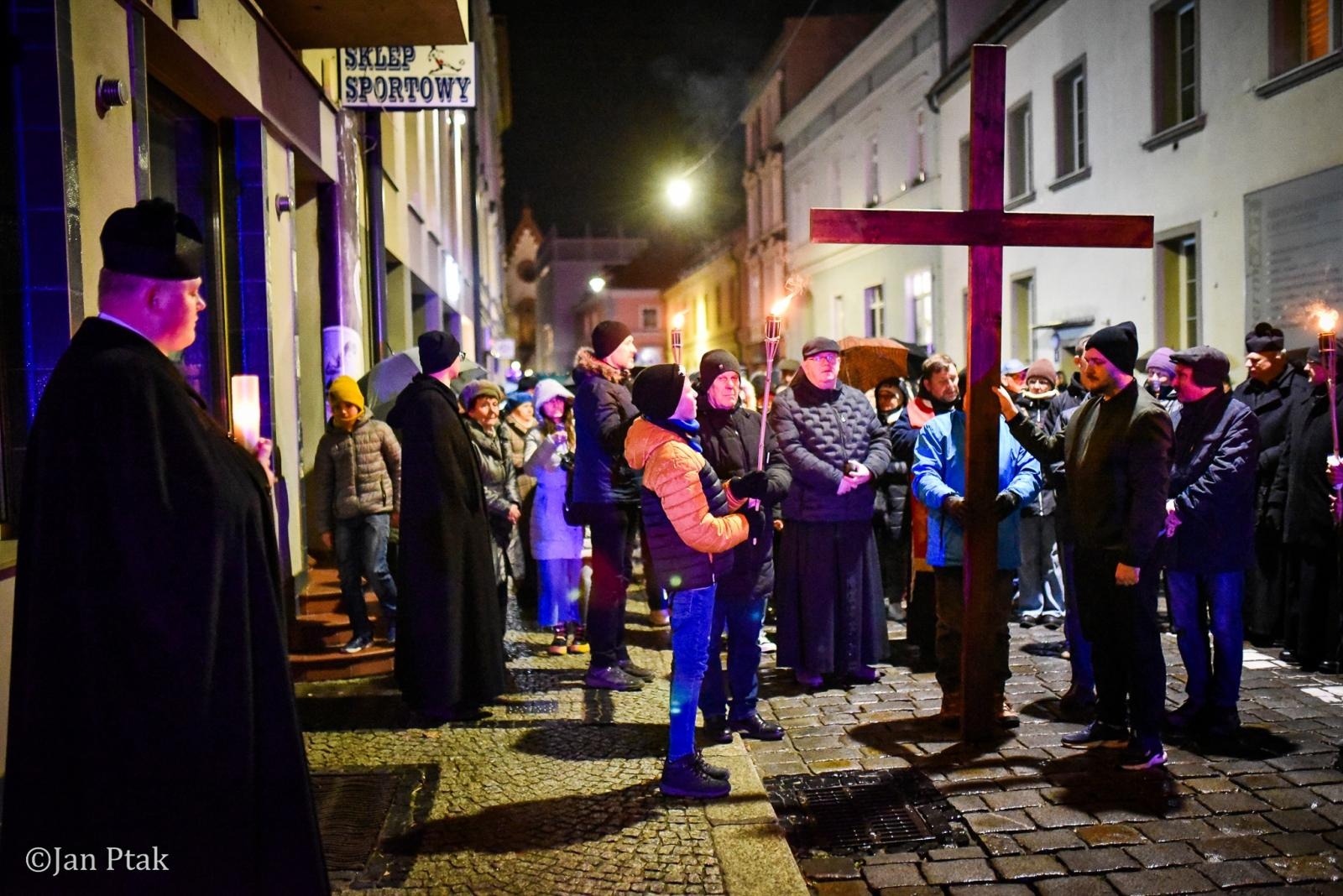 Zdjęcie w galerii na portalu naszraciborz.pl: Wierni przeszli ulicami Raciborza. Tradycyjna Droga Krzyżowa za nami wiadomości z regionu