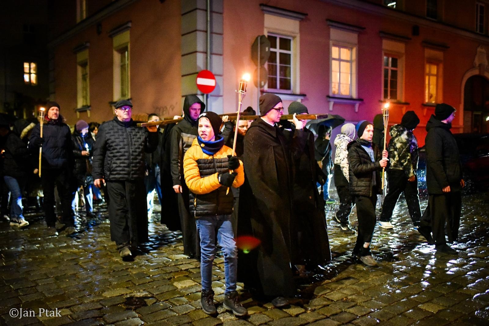 Zdjęcie w galerii na portalu naszraciborz.pl: Wierni przeszli ulicami Raciborza. Tradycyjna Droga Krzyżowa za nami wiadomości z regionu