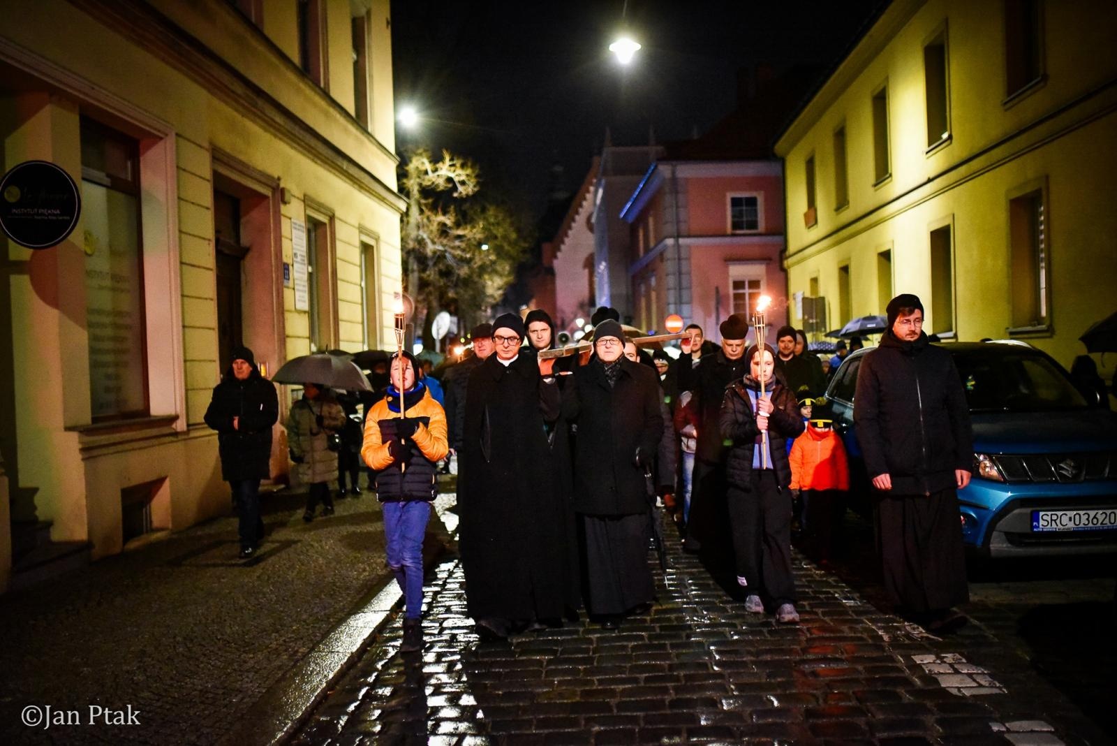 Zdjęcie w galerii na portalu naszraciborz.pl: Wierni przeszli ulicami Raciborza. Tradycyjna Droga Krzyżowa za nami wiadomości z regionu