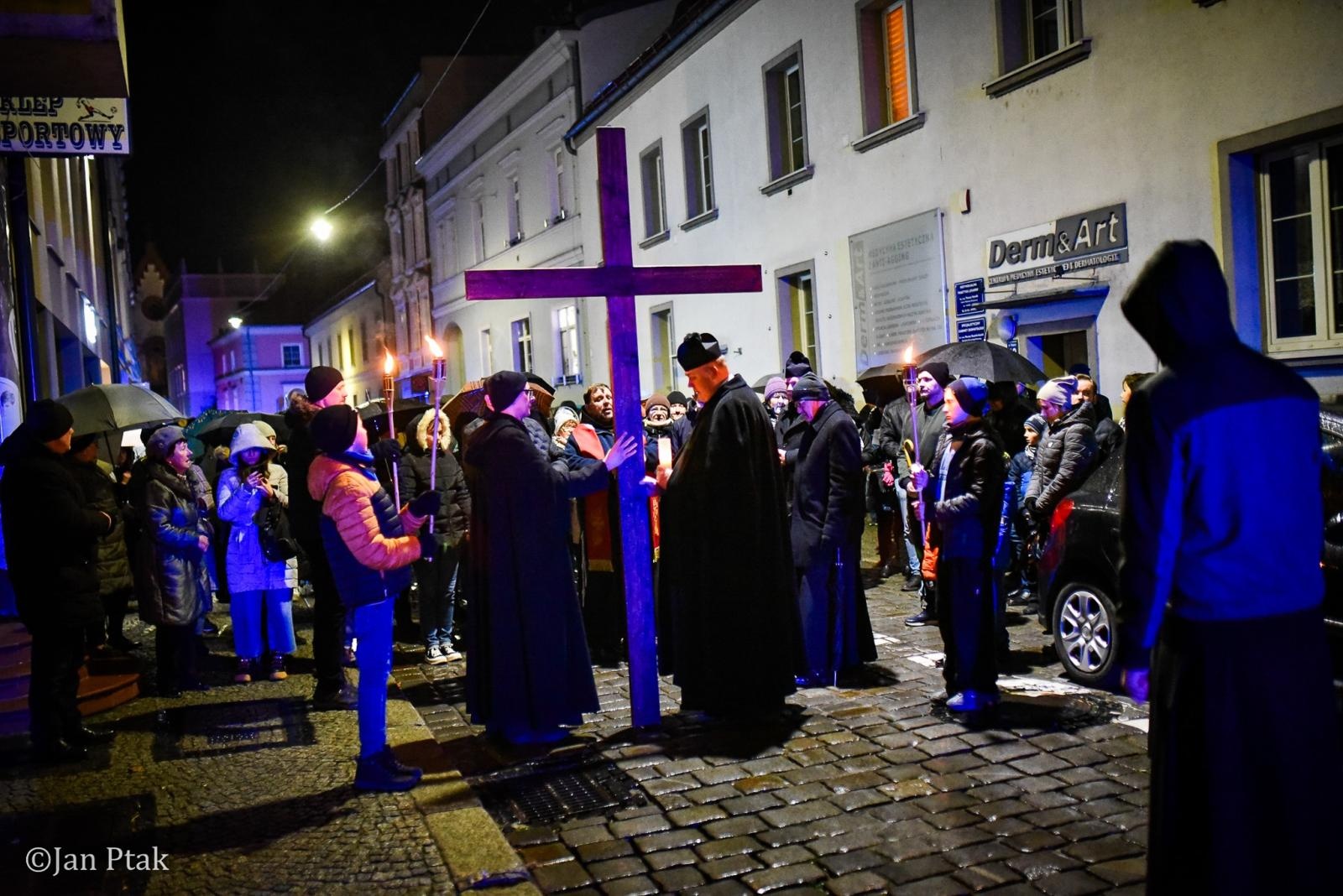 Zdjęcie w galerii na portalu naszraciborz.pl: Wierni przeszli ulicami Raciborza. Tradycyjna Droga Krzyżowa za nami wiadomości z regionu