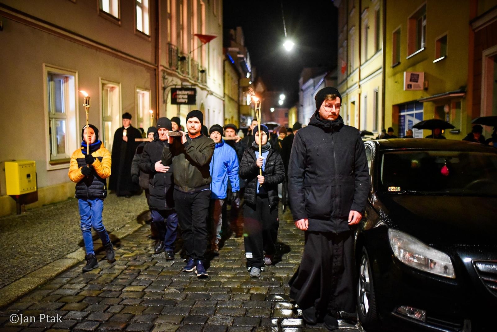 Zdjęcie w galerii na portalu naszraciborz.pl: Wierni przeszli ulicami Raciborza. Tradycyjna Droga Krzyżowa za nami wiadomości z regionu