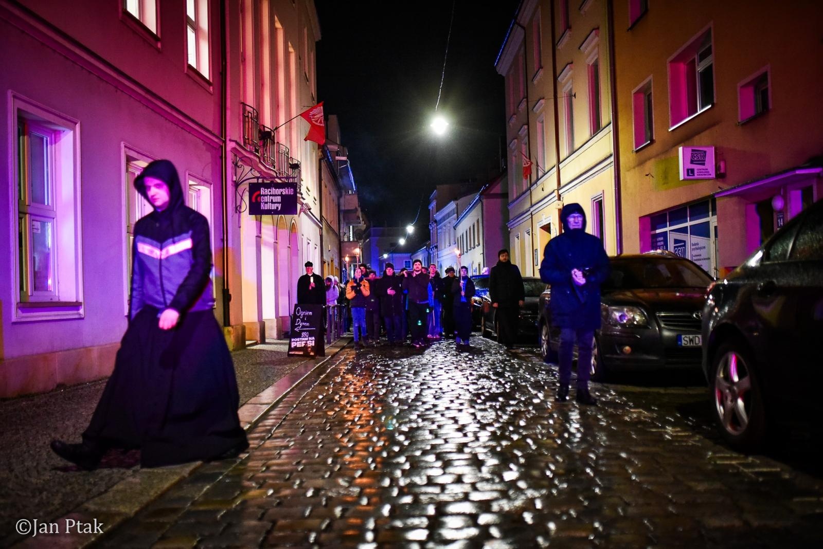 Zdjęcie w galerii na portalu naszraciborz.pl: Wierni przeszli ulicami Raciborza. Tradycyjna Droga Krzyżowa za nami wiadomości z regionu