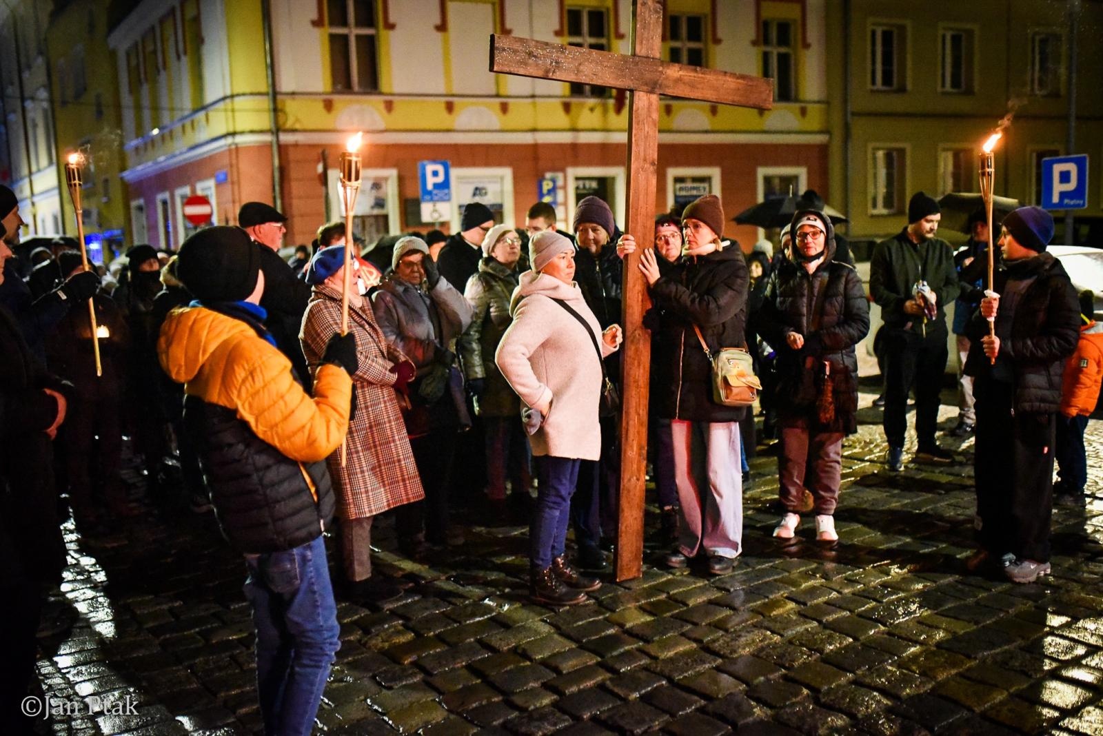 Zdjęcie w galerii na portalu naszraciborz.pl: Wierni przeszli ulicami Raciborza. Tradycyjna Droga Krzyżowa za nami wiadomości z regionu