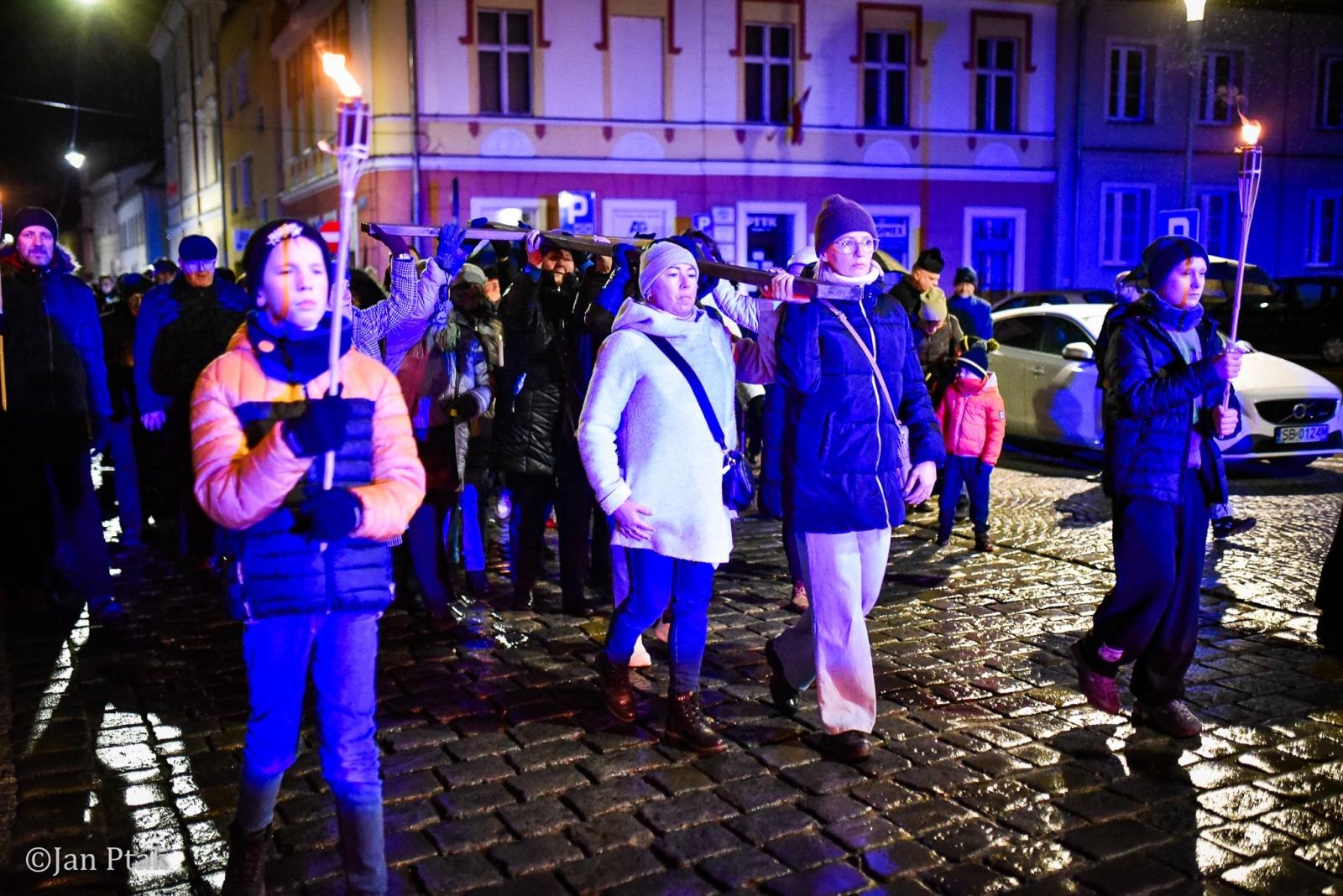 Zdjęcie w galerii na portalu naszraciborz.pl: Wierni przeszli ulicami Raciborza. Tradycyjna Droga Krzyżowa za nami wiadomości z regionu