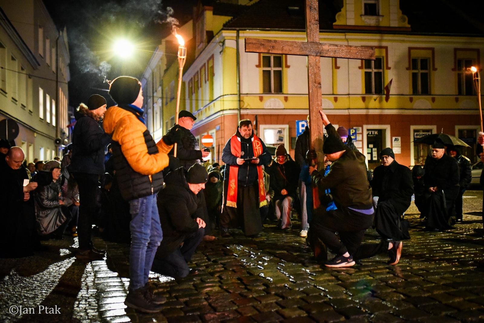 Zdjęcie w galerii na portalu naszraciborz.pl: Wierni przeszli ulicami Raciborza. Tradycyjna Droga Krzyżowa za nami wiadomości z regionu