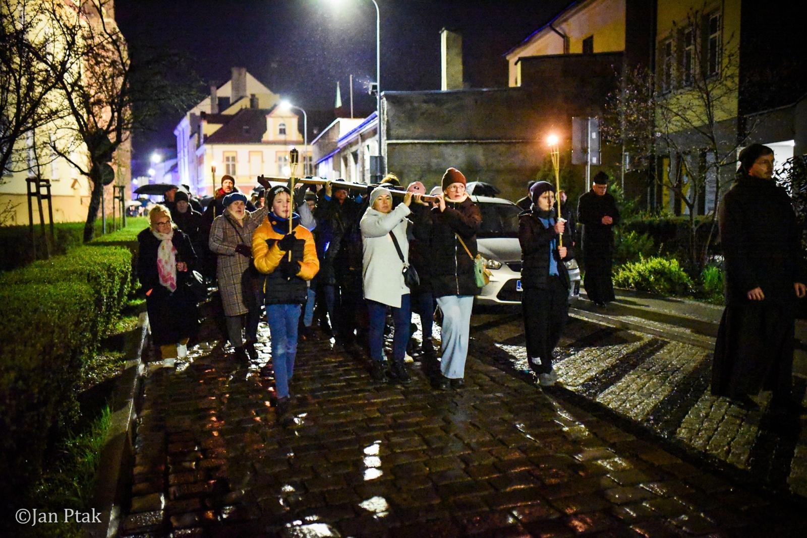 Zdjęcie w galerii na portalu naszraciborz.pl: Wierni przeszli ulicami Raciborza. Tradycyjna Droga Krzyżowa za nami wiadomości z regionu