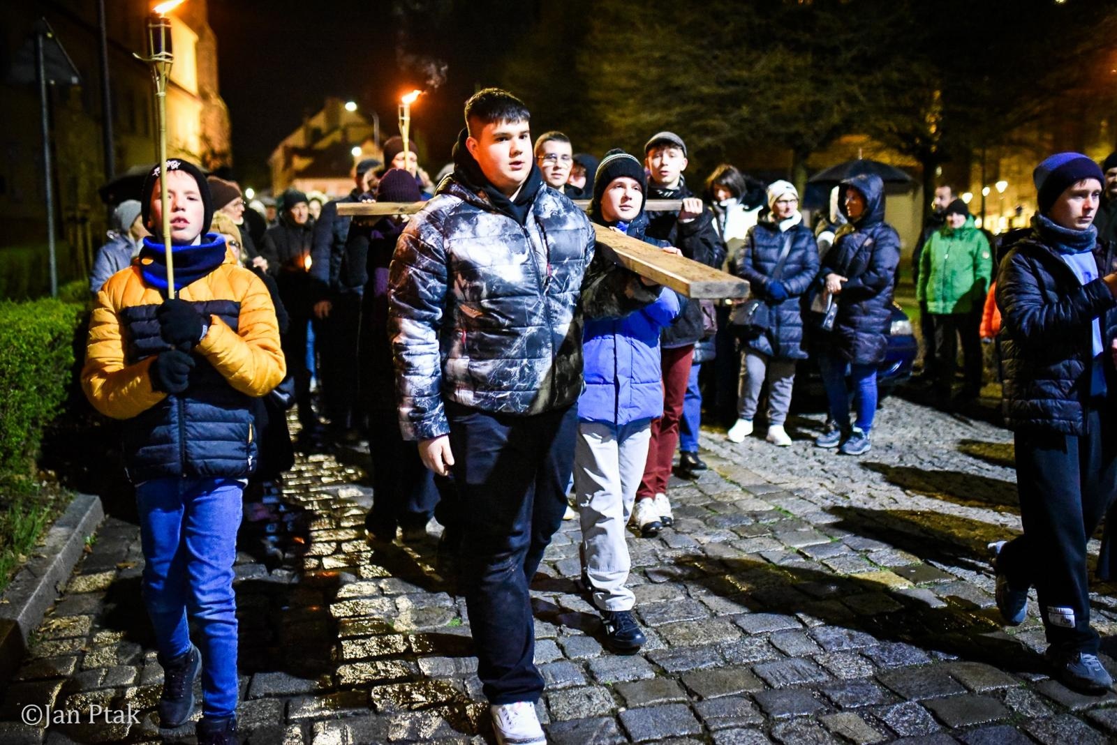 Zdjęcie w galerii na portalu naszraciborz.pl: Wierni przeszli ulicami Raciborza. Tradycyjna Droga Krzyżowa za nami wiadomości z regionu