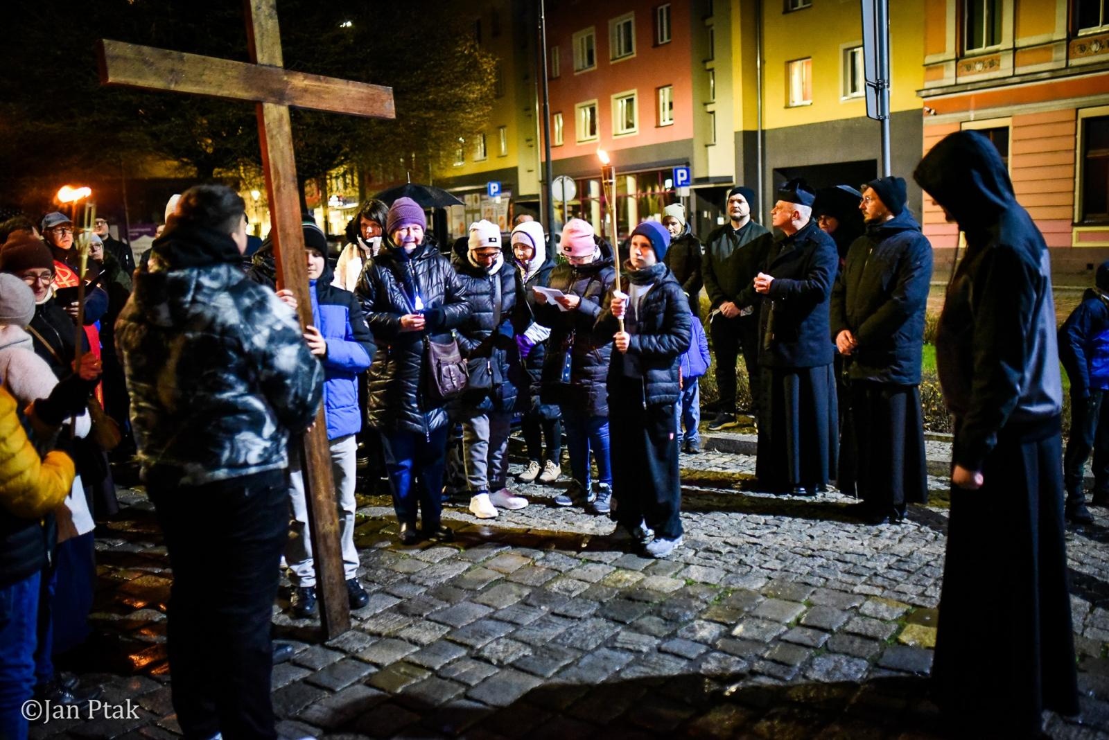 Zdjęcie w galerii na portalu naszraciborz.pl: Wierni przeszli ulicami Raciborza. Tradycyjna Droga Krzyżowa za nami wiadomości z regionu