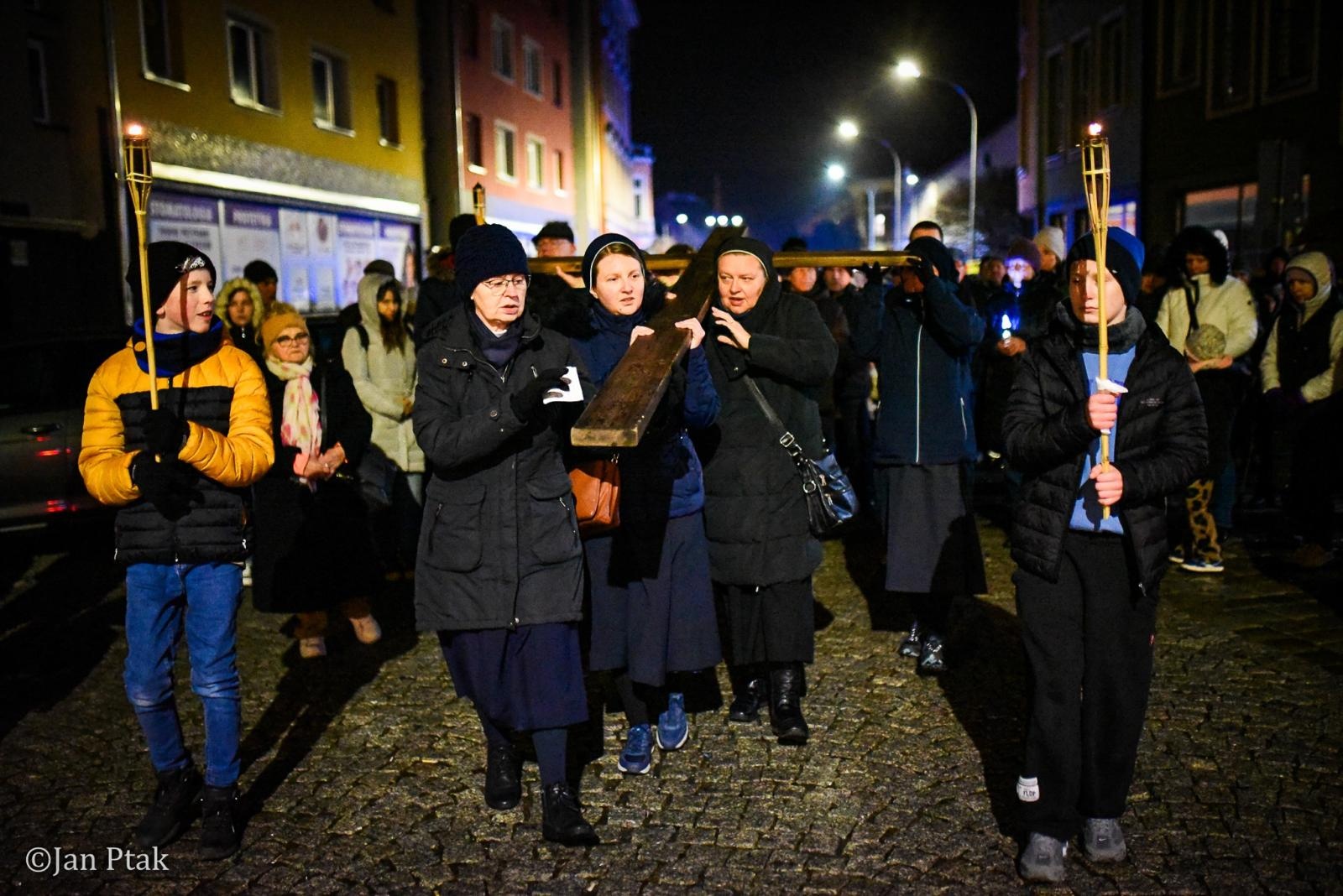 Zdjęcie w galerii na portalu naszraciborz.pl: Wierni przeszli ulicami Raciborza. Tradycyjna Droga Krzyżowa za nami wiadomości z regionu