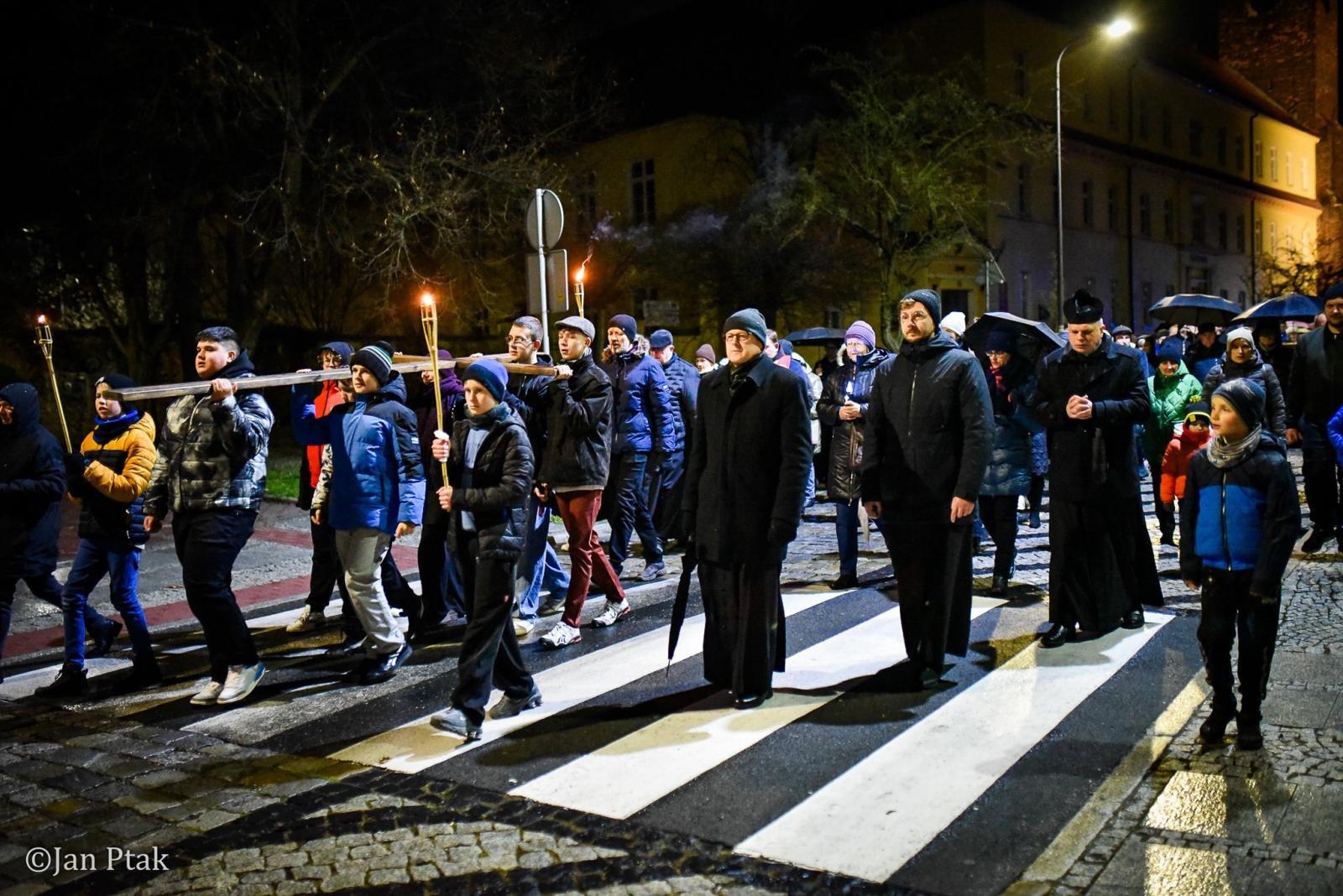 Zdjęcie w galerii na portalu naszraciborz.pl: Wierni przeszli ulicami Raciborza. Tradycyjna Droga Krzyżowa za nami wiadomości z regionu