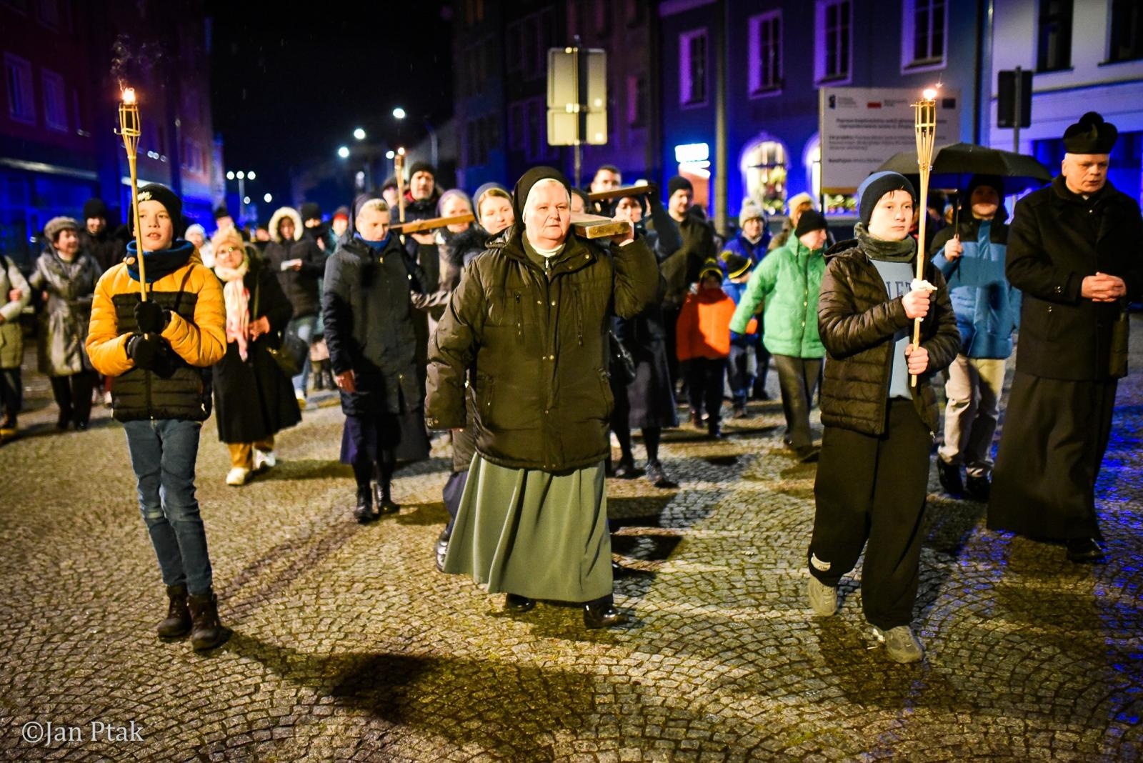 Zdjęcie w galerii na portalu naszraciborz.pl: Wierni przeszli ulicami Raciborza. Tradycyjna Droga Krzyżowa za nami wiadomości z regionu