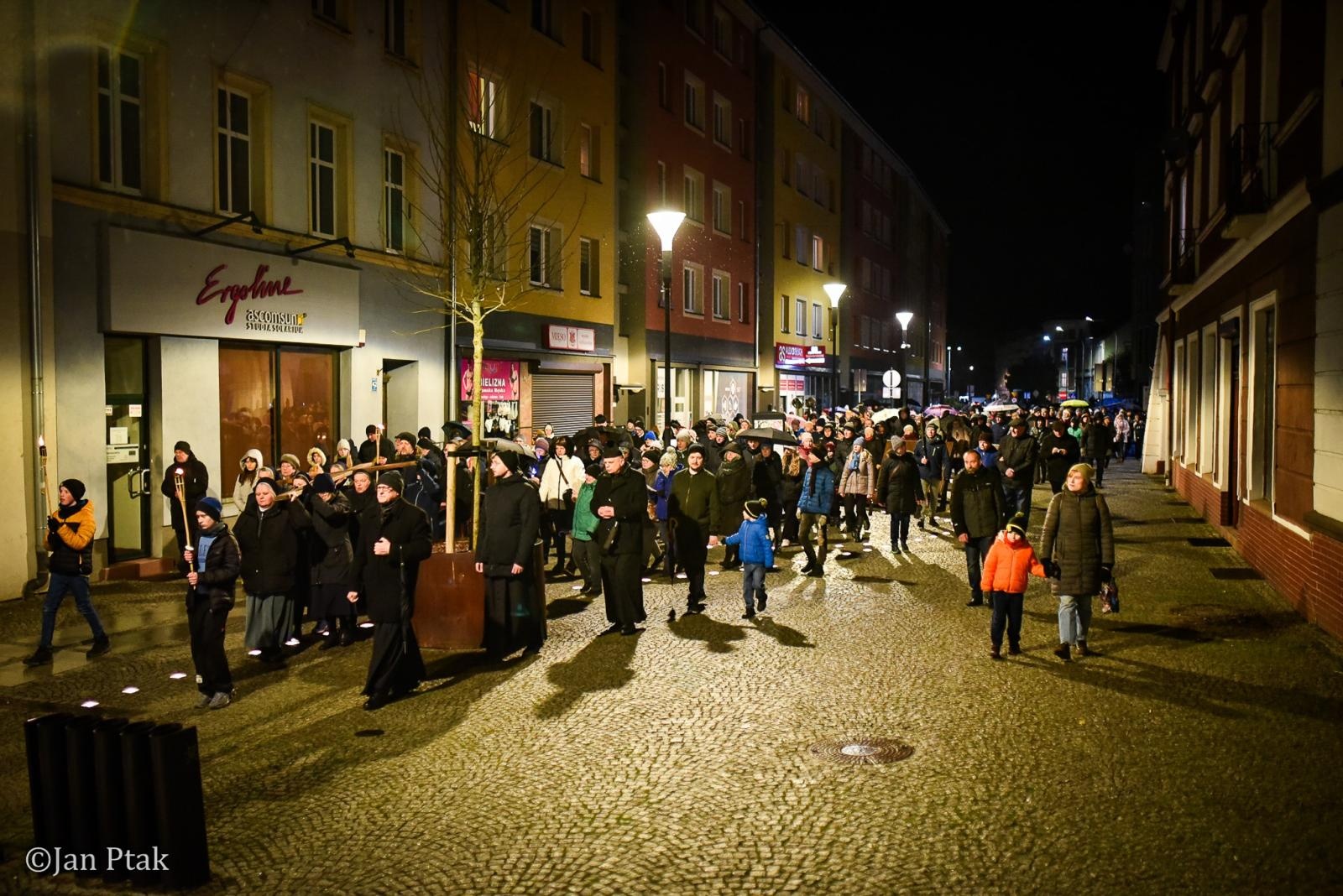 Zdjęcie w galerii na portalu naszraciborz.pl: Wierni przeszli ulicami Raciborza. Tradycyjna Droga Krzyżowa za nami wiadomości z regionu