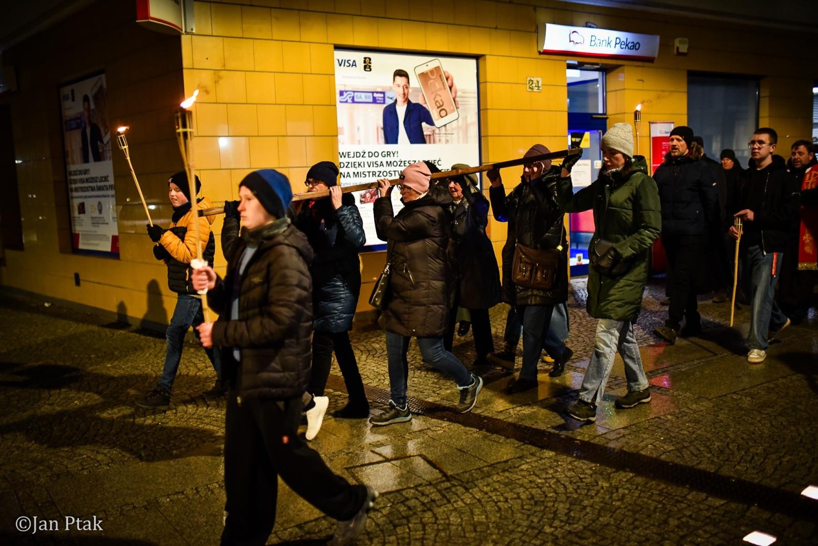 Zdjęcie w galerii na portalu naszraciborz.pl: Wierni przeszli ulicami Raciborza. Tradycyjna Droga Krzyżowa za nami wiadomości z regionu