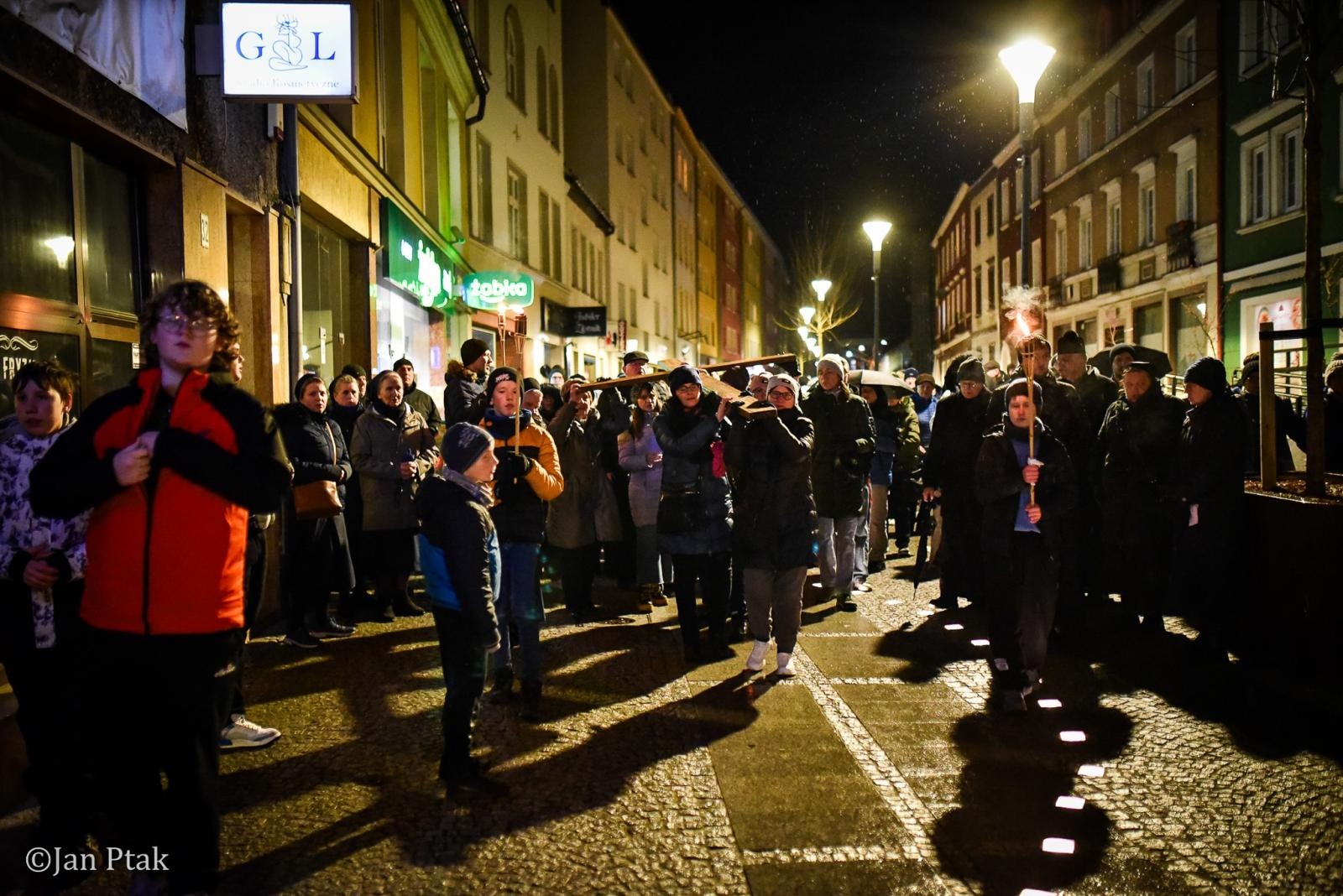 Zdjęcie w galerii na portalu naszraciborz.pl: Wierni przeszli ulicami Raciborza. Tradycyjna Droga Krzyżowa za nami wiadomości z regionu