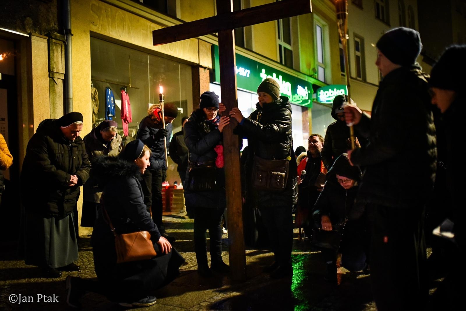 Zdjęcie w galerii na portalu naszraciborz.pl: Wierni przeszli ulicami Raciborza. Tradycyjna Droga Krzyżowa za nami wiadomości z regionu