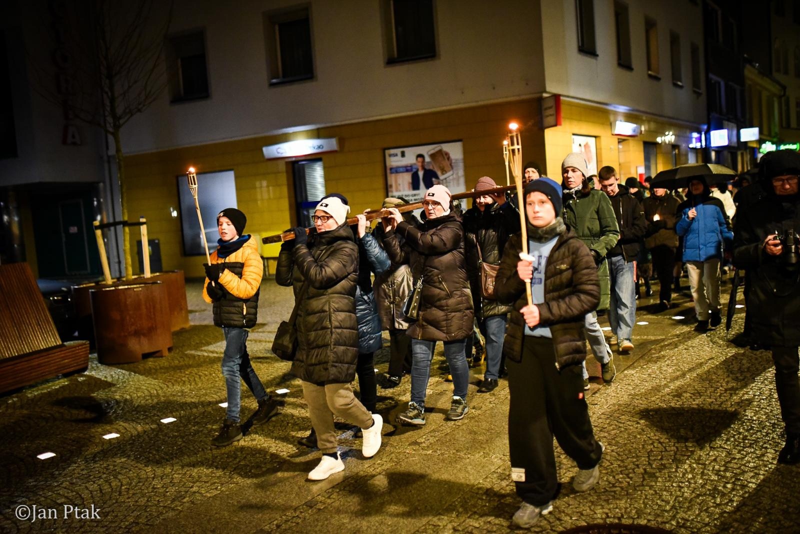 Zdjęcie w galerii na portalu naszraciborz.pl: Wierni przeszli ulicami Raciborza. Tradycyjna Droga Krzyżowa za nami wiadomości z regionu