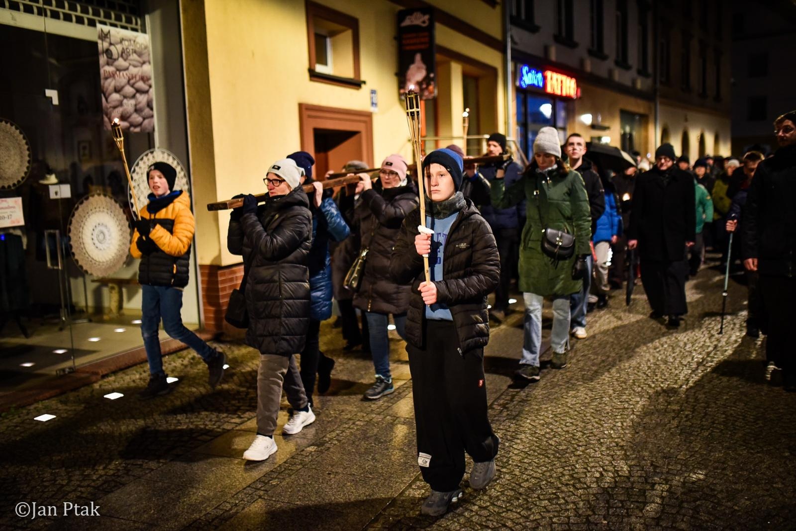 Zdjęcie w galerii na portalu naszraciborz.pl: Wierni przeszli ulicami Raciborza. Tradycyjna Droga Krzyżowa za nami wiadomości z regionu