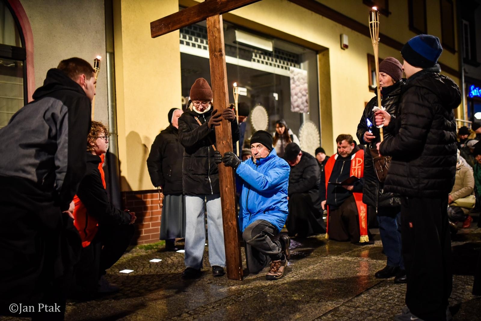 Zdjęcie w galerii na portalu naszraciborz.pl: Wierni przeszli ulicami Raciborza. Tradycyjna Droga Krzyżowa za nami wiadomości z regionu
