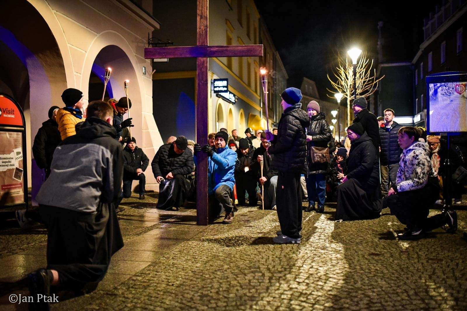 Zdjęcie w galerii na portalu naszraciborz.pl: Wierni przeszli ulicami Raciborza. Tradycyjna Droga Krzyżowa za nami wiadomości z regionu