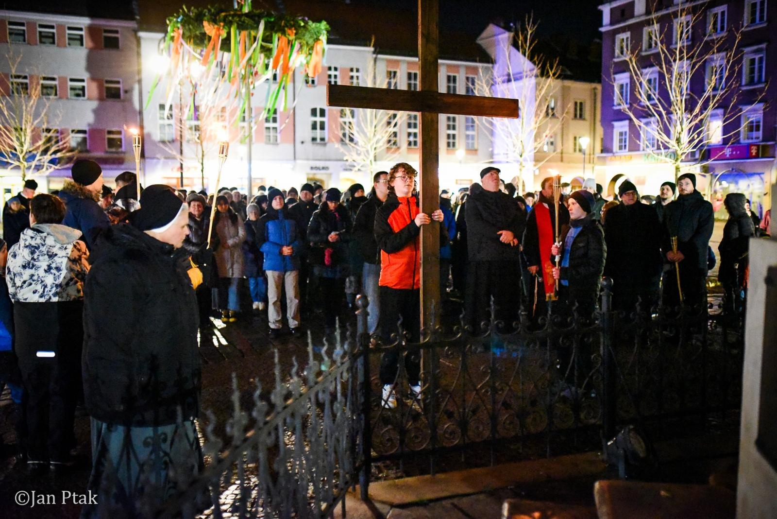 Zdjęcie w galerii na portalu naszraciborz.pl: Wierni przeszli ulicami Raciborza. Tradycyjna Droga Krzyżowa za nami wiadomości z regionu