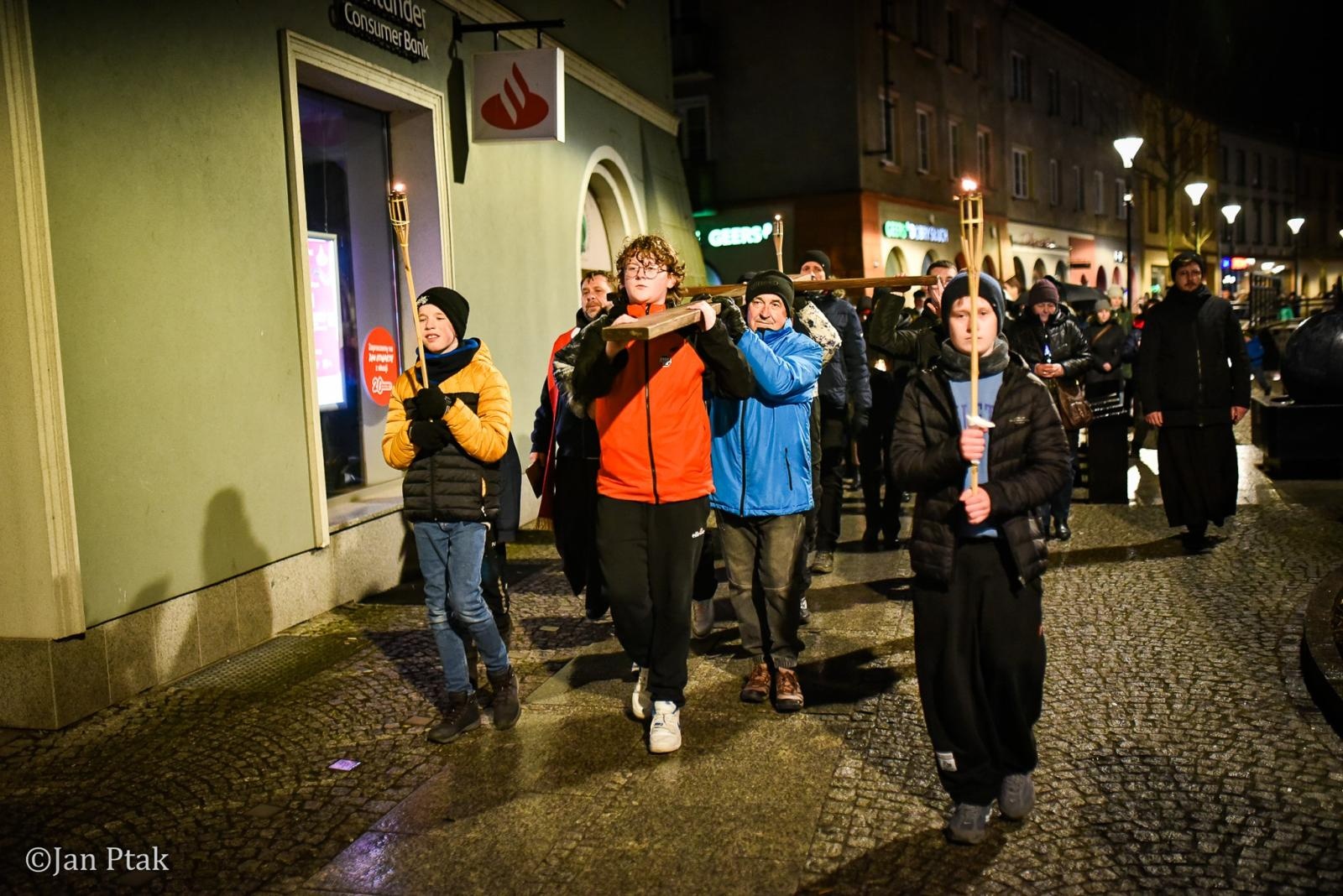 Zdjęcie w galerii na portalu naszraciborz.pl: Wierni przeszli ulicami Raciborza. Tradycyjna Droga Krzyżowa za nami wiadomości z regionu
