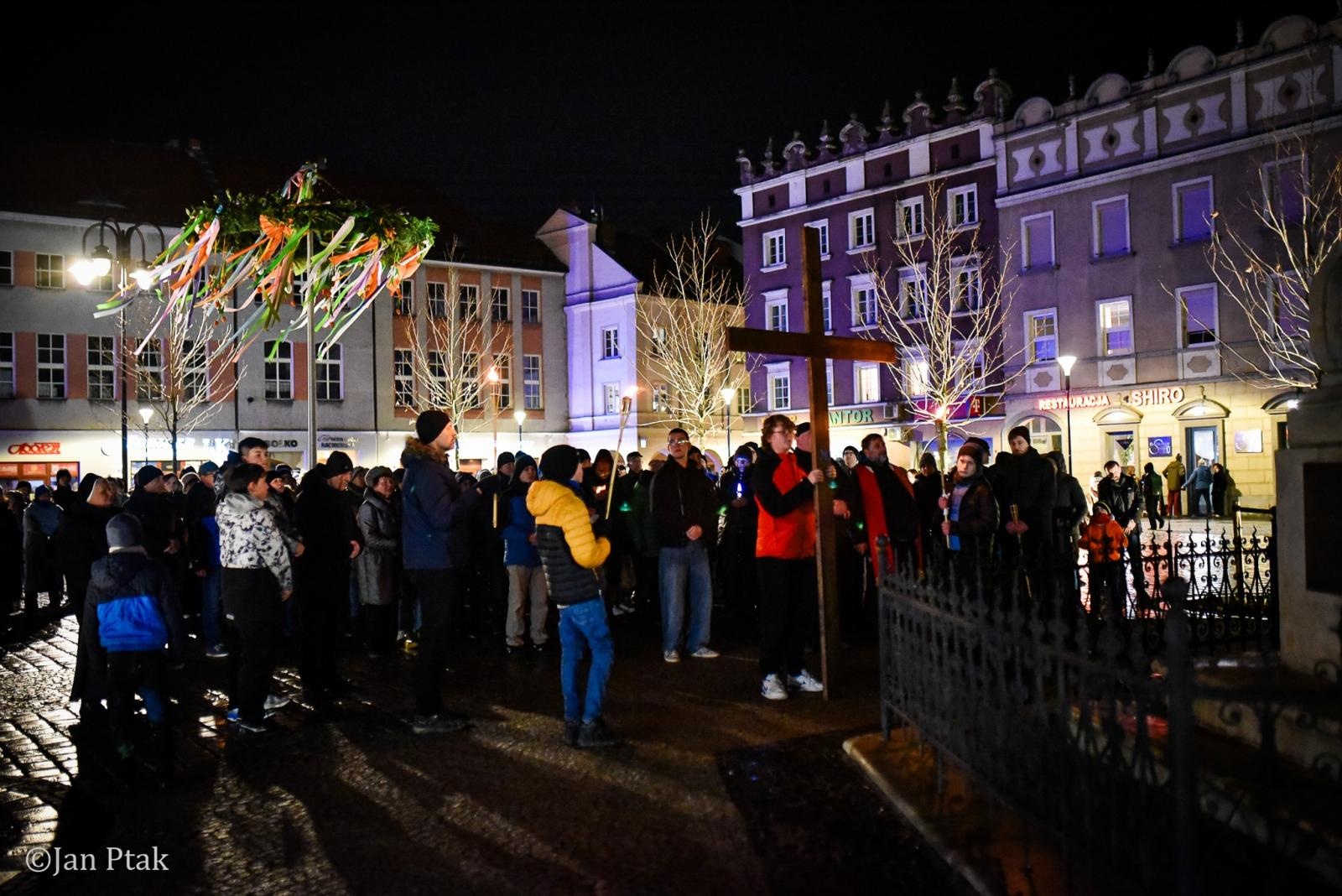 Zdjęcie w galerii na portalu naszraciborz.pl: Wierni przeszli ulicami Raciborza. Tradycyjna Droga Krzyżowa za nami wiadomości z regionu