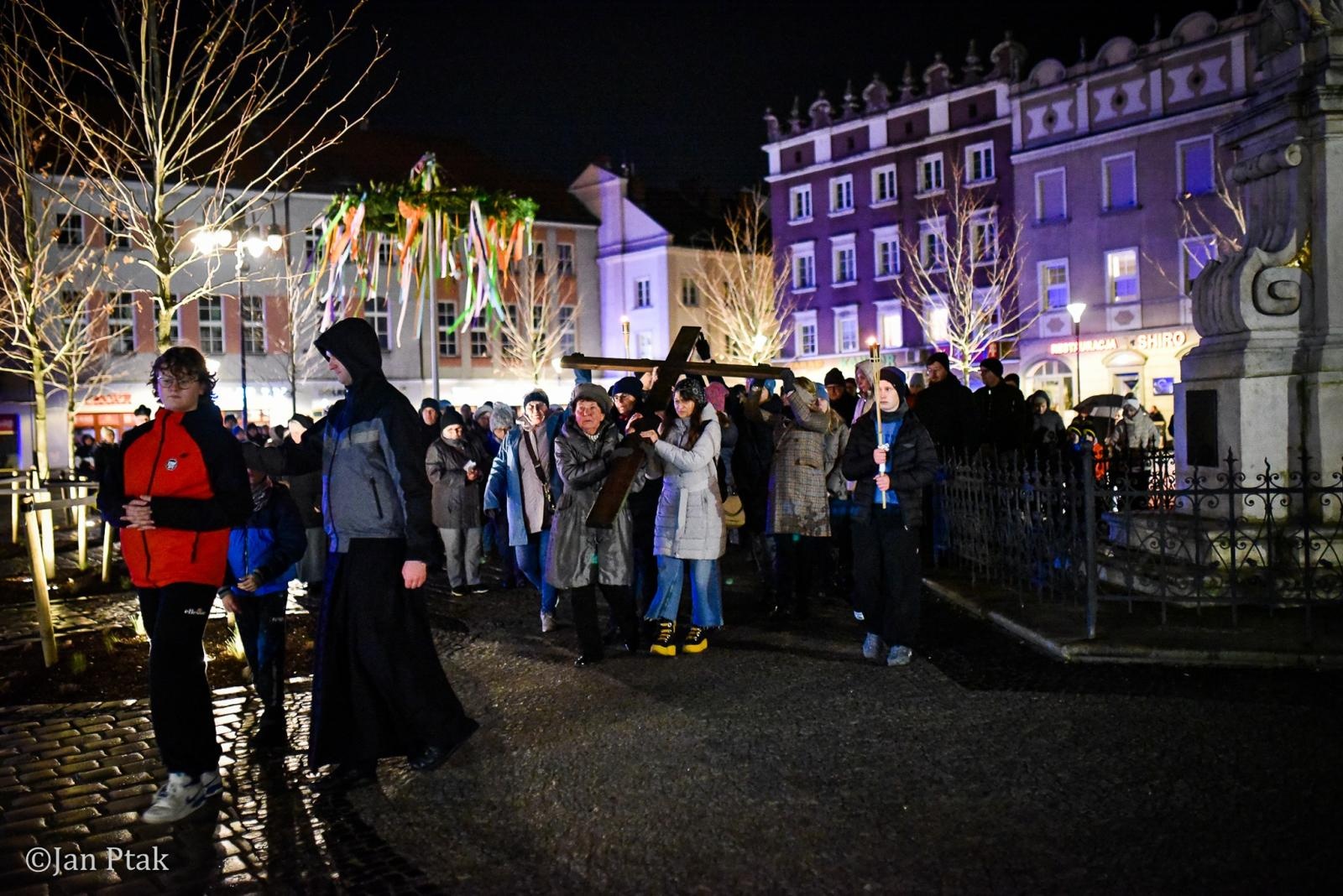 Zdjęcie w galerii na portalu naszraciborz.pl: Wierni przeszli ulicami Raciborza. Tradycyjna Droga Krzyżowa za nami wiadomości z regionu